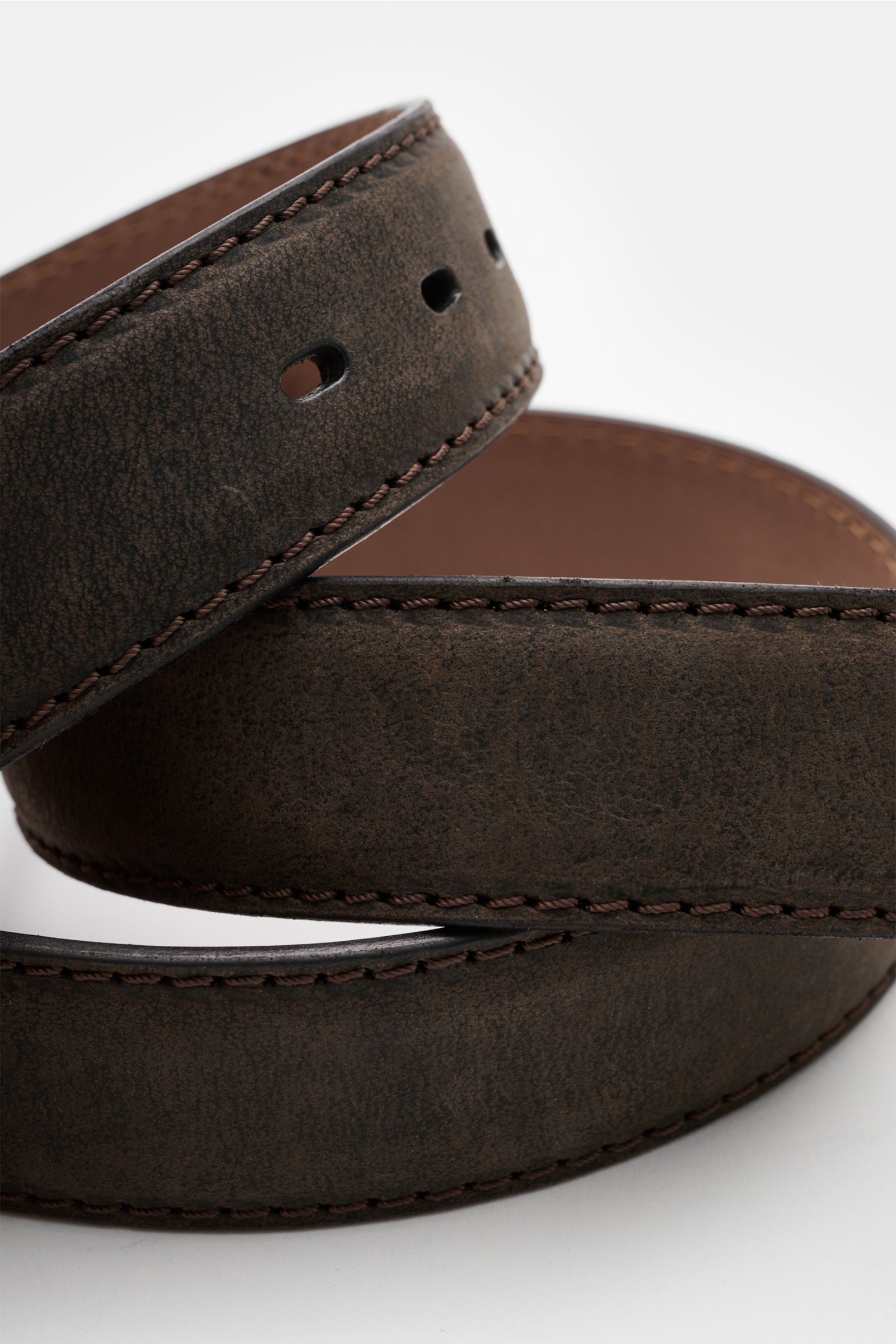 Fausto Colato Gürtel Antilopenleder graubraun in Nahaufnahme, feine Narbung, edles Antilopenleder, Dornschließe Messing, Durchzugschlaufe.