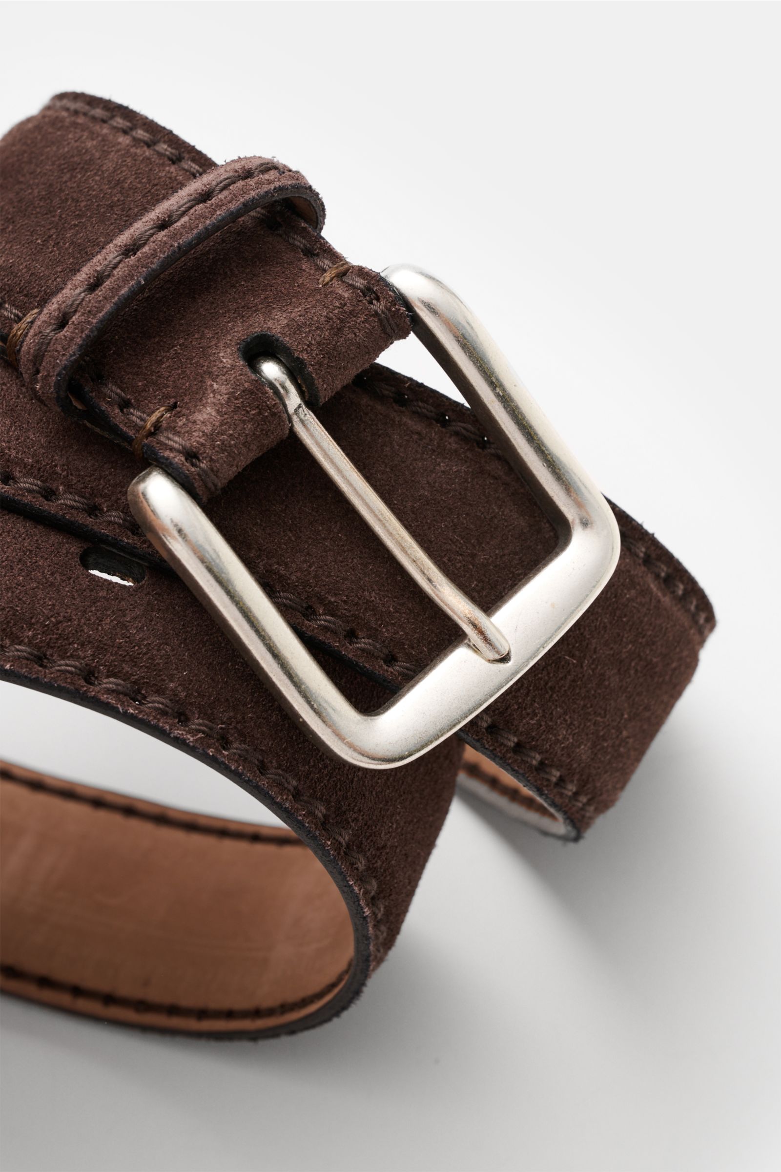 Fausto Colato Veloursledergürtel braun in Nahaufnahme von oben, edles Veloursleder, Dornschließe aus Messing, Durchzugschlaufe.