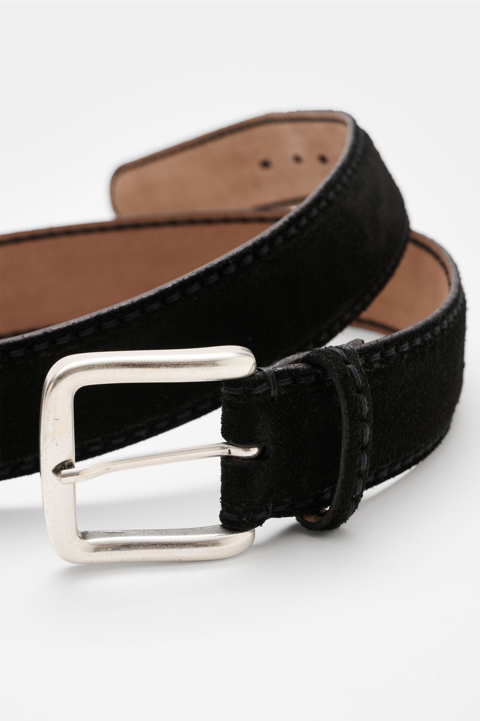 Close-up front-side view of the Fausto Colato Veloursledergürtel schwarz, a black suede leather belt with brass pin buckle and a loop, crafted in Italy. Feinste Qualität von FAUSTO COLATO: mit einem Gürtel der Extraklasse, gefertigt in Italien aus edle