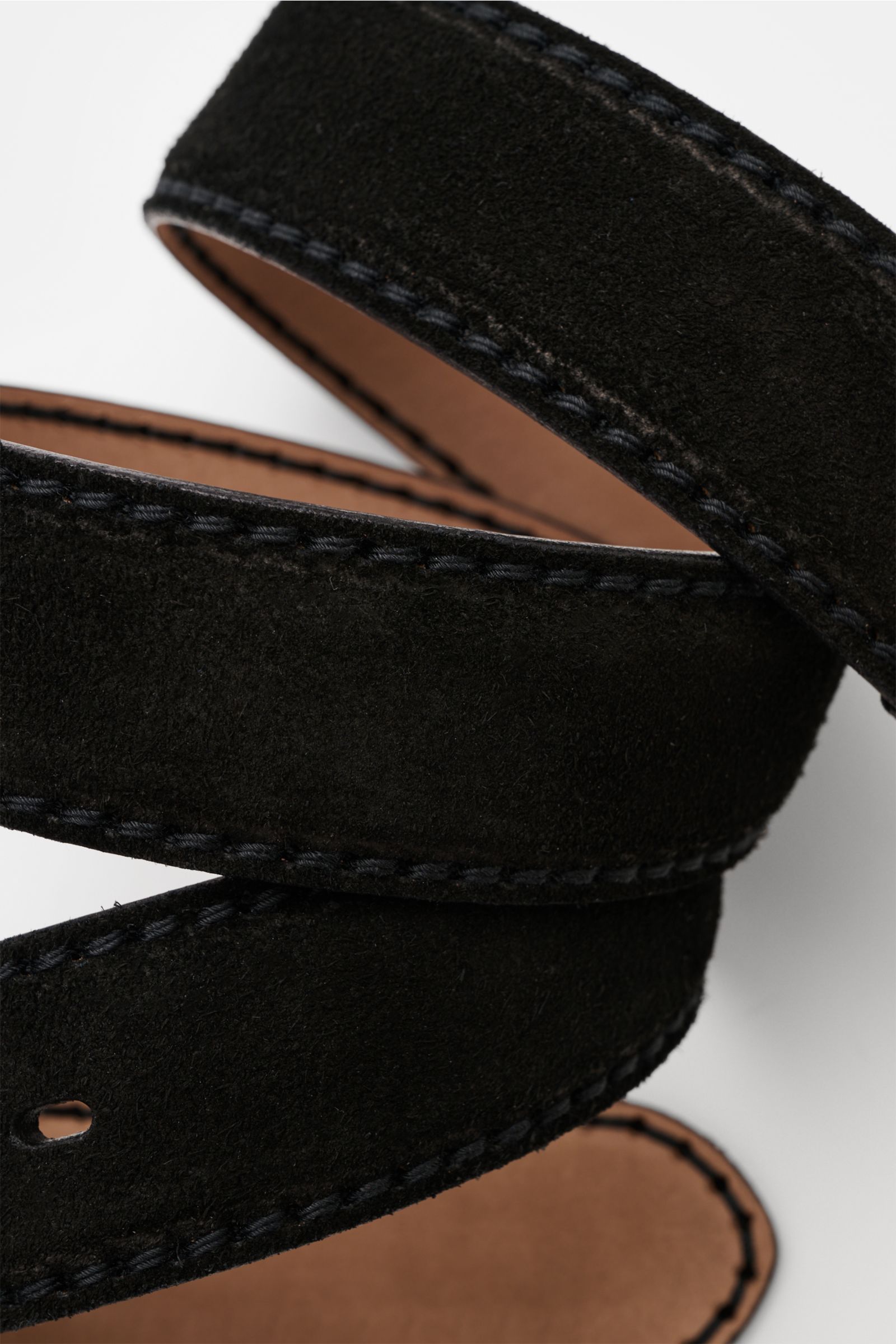 Close-up top-down view of the Fausto Colato Veloursledergürtel schwarz, showcasing fine black suede leather with detailed stitching and a brass buckle loop.

Description: Feinste Qualität von FAUSTO COLATO: mit einem Gürtel der Extraklasse, gefertigt i