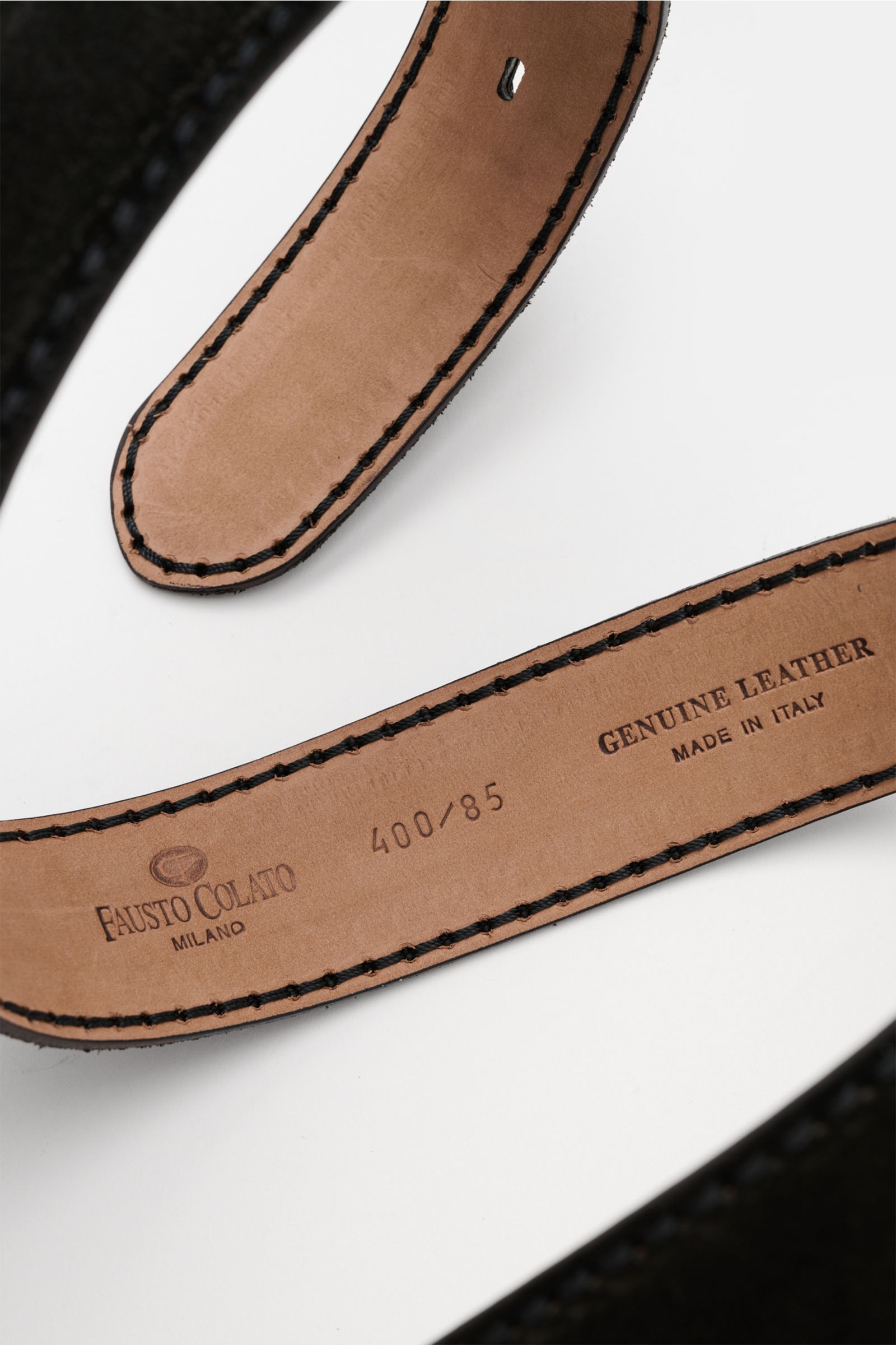Close-up top-down view of the inside of the Fausto Colato Veloursledergürtel schwarz, showing fine stitching and leather quality.  
Feinste Qualität von FAUSTO COLATO: mit einem Gürtel der Extraklasse, gefertigt in Italien aus edlem Veloursleder, sind 