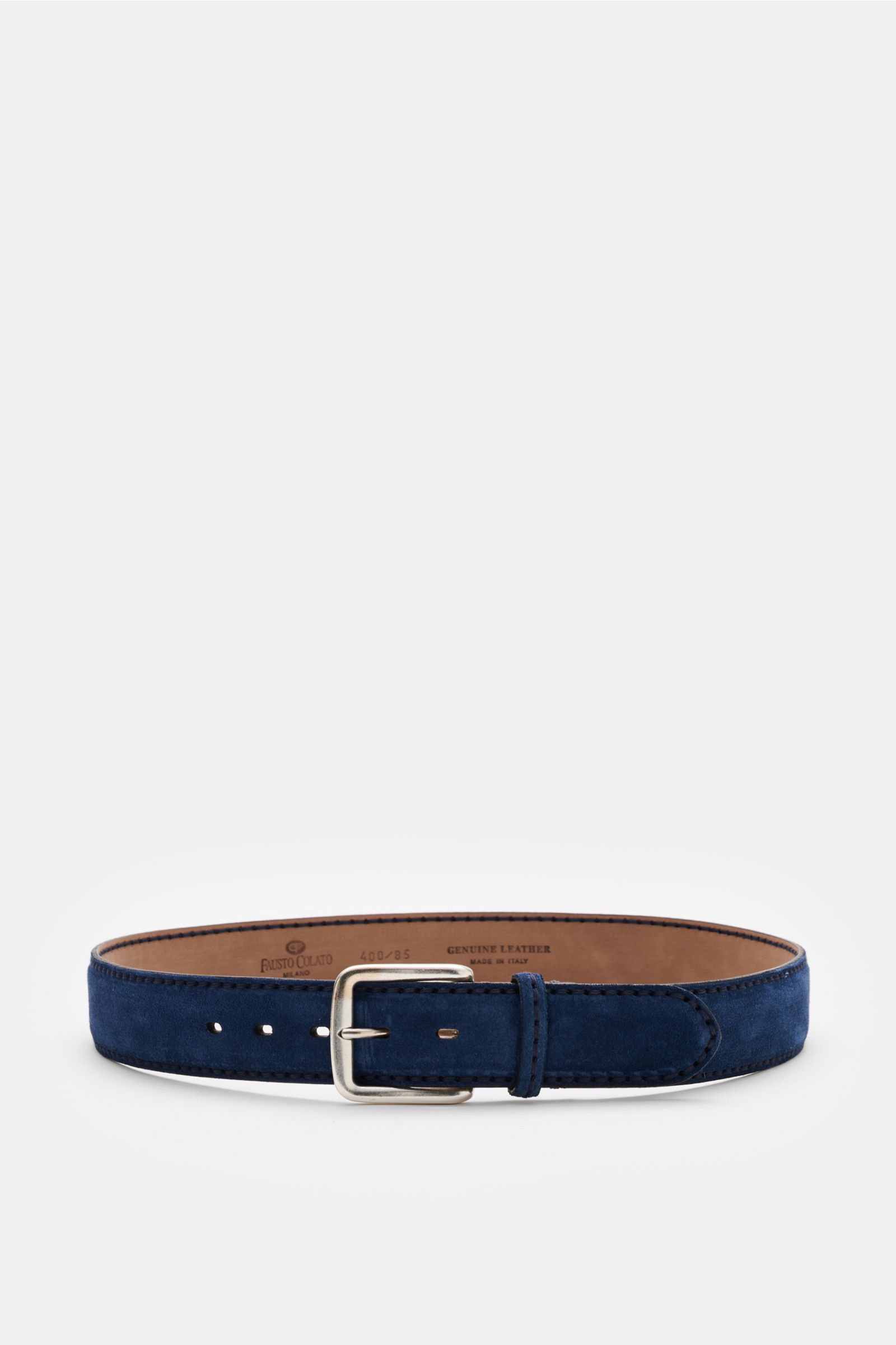 Front-facing view of the Fausto Colato Veloursledergürtel dunkelblau, a dark blue suede leather belt with a brass prong buckle and a single loop.

Description: Feinste Qualität von FAUSTO COLATO: mit einem Gürtel der Extraklasse, gefertigt in Italien a