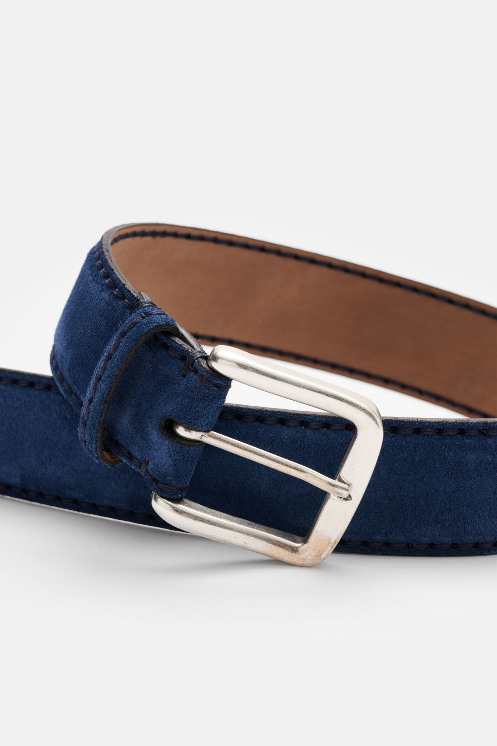 Close-up side view of Fausto Colato Veloursledergürtel dunkelblau in dark blue suede with brass buckle and loop, showing fine stitching and soft leather interior. Feinste Qualität von FAUSTO COLATO: mit einem Gürtel der Extraklasse, gefertigt in Italien a