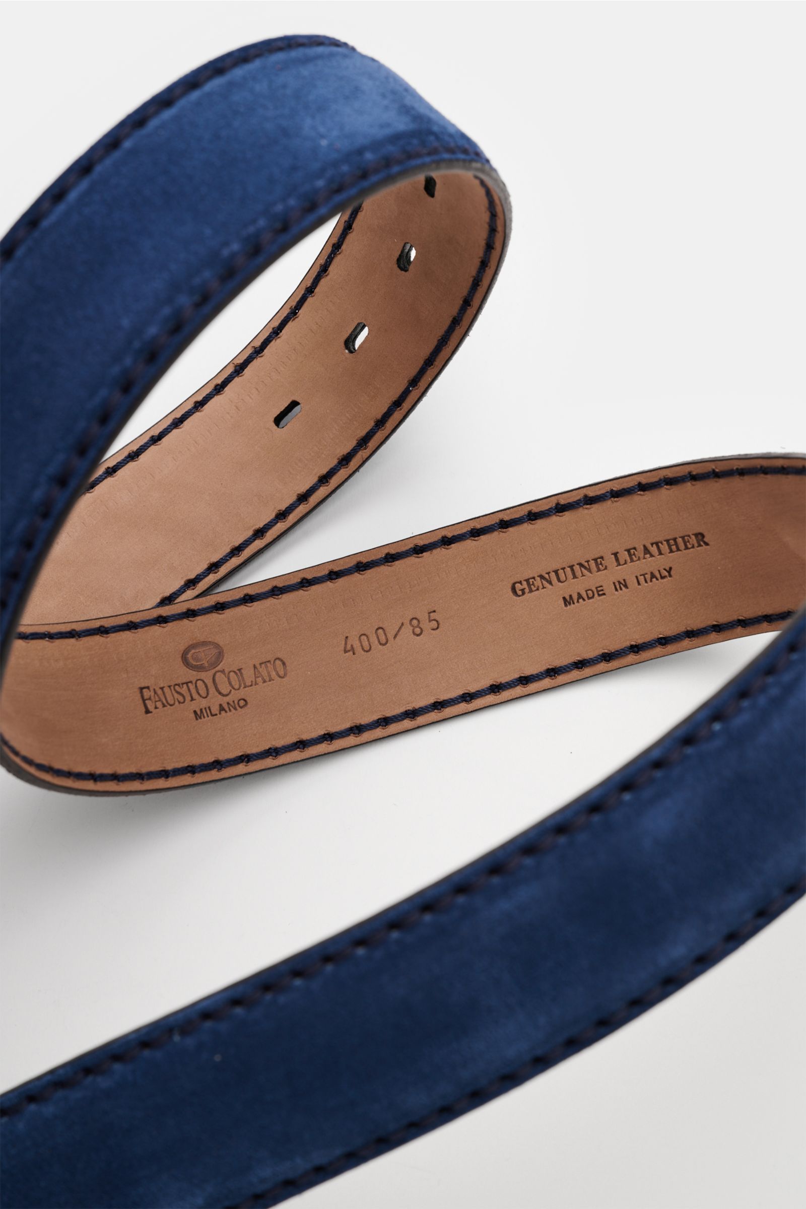 Close-up top view of the Fausto Colato Veloursledergürtel dunkelblau showing soft dark blue suede leather and tan genuine leather interior. Feinste Qualität von FAUSTO COLATO: mit einem Gürtel der Extraklasse, gefertigt in Italien aus edlem Velourslede