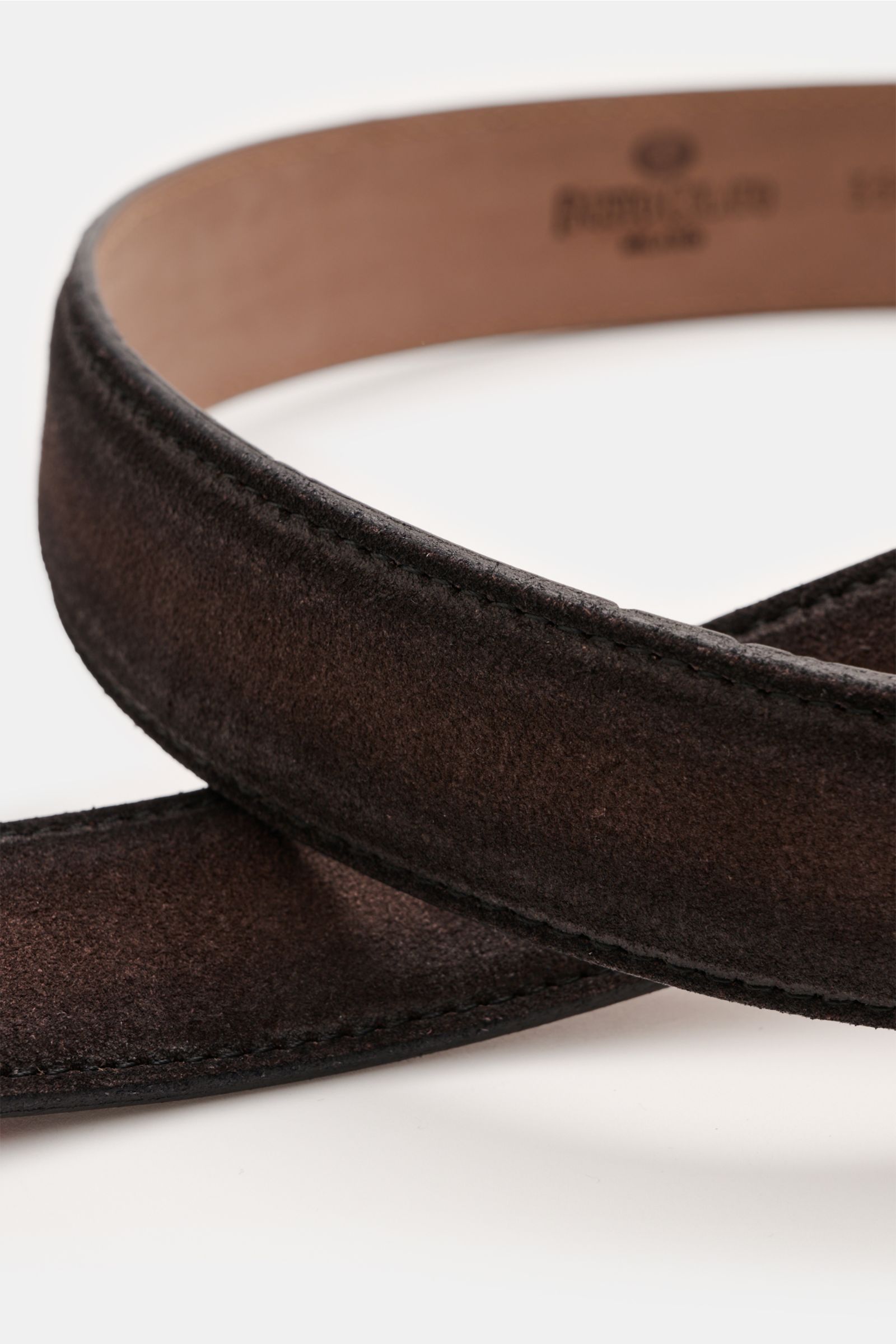 Fausto Colato Gürtel dunkelbraun aus edlem Veloursleder mit softem Griff, Messingschließe und praktischer Durchzugschlaufe, Nahaufnahme.