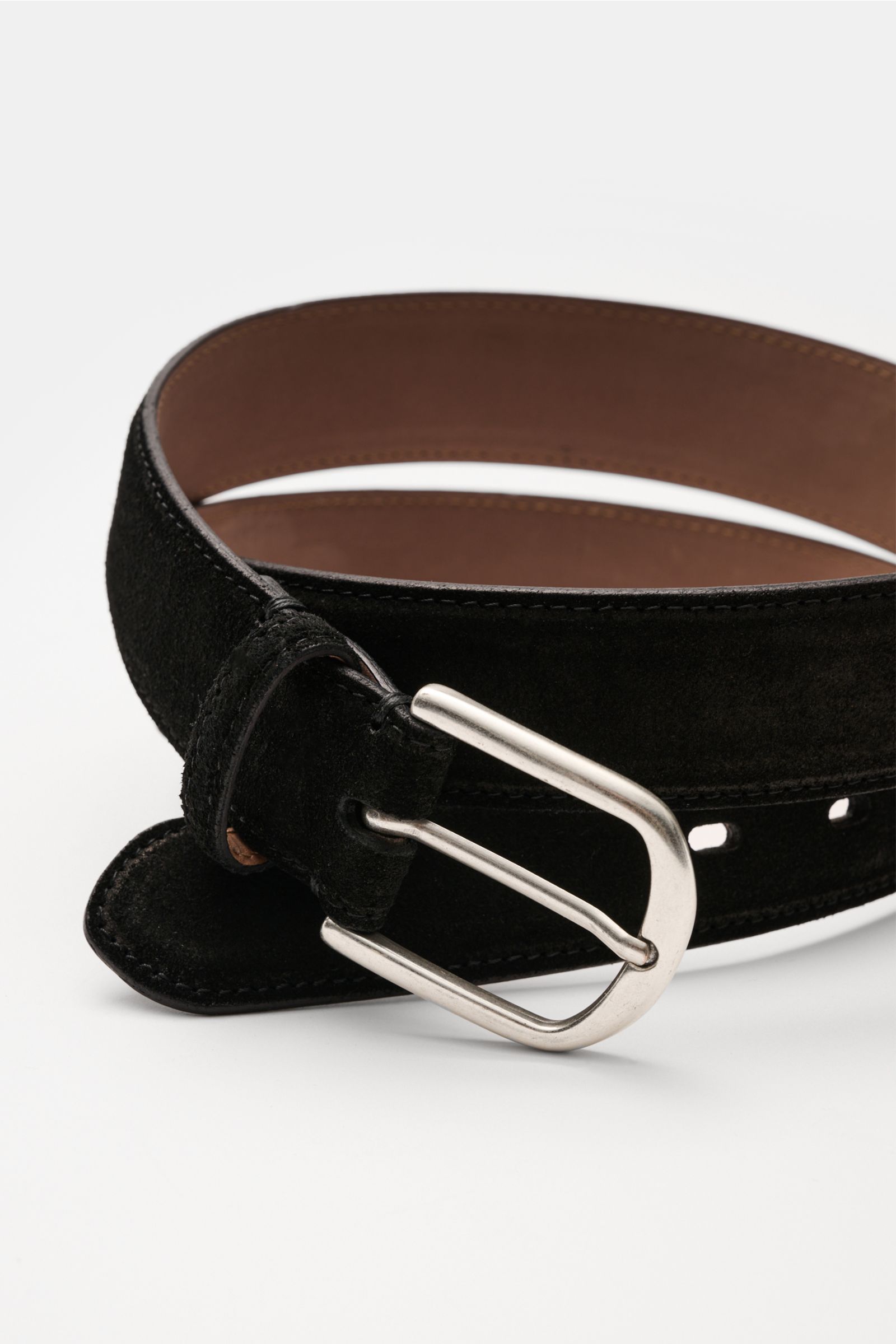 Close-up front-side view of the Fausto Colato Gürtel schwarz, a luxurious black suede leather belt with a soft touch, brass buckle, and practical loop.

Description: Luxuriöser Akzent in hochwertiger Leder-Ausführung: Beweisen Sie mit dem zeitlosen Gür