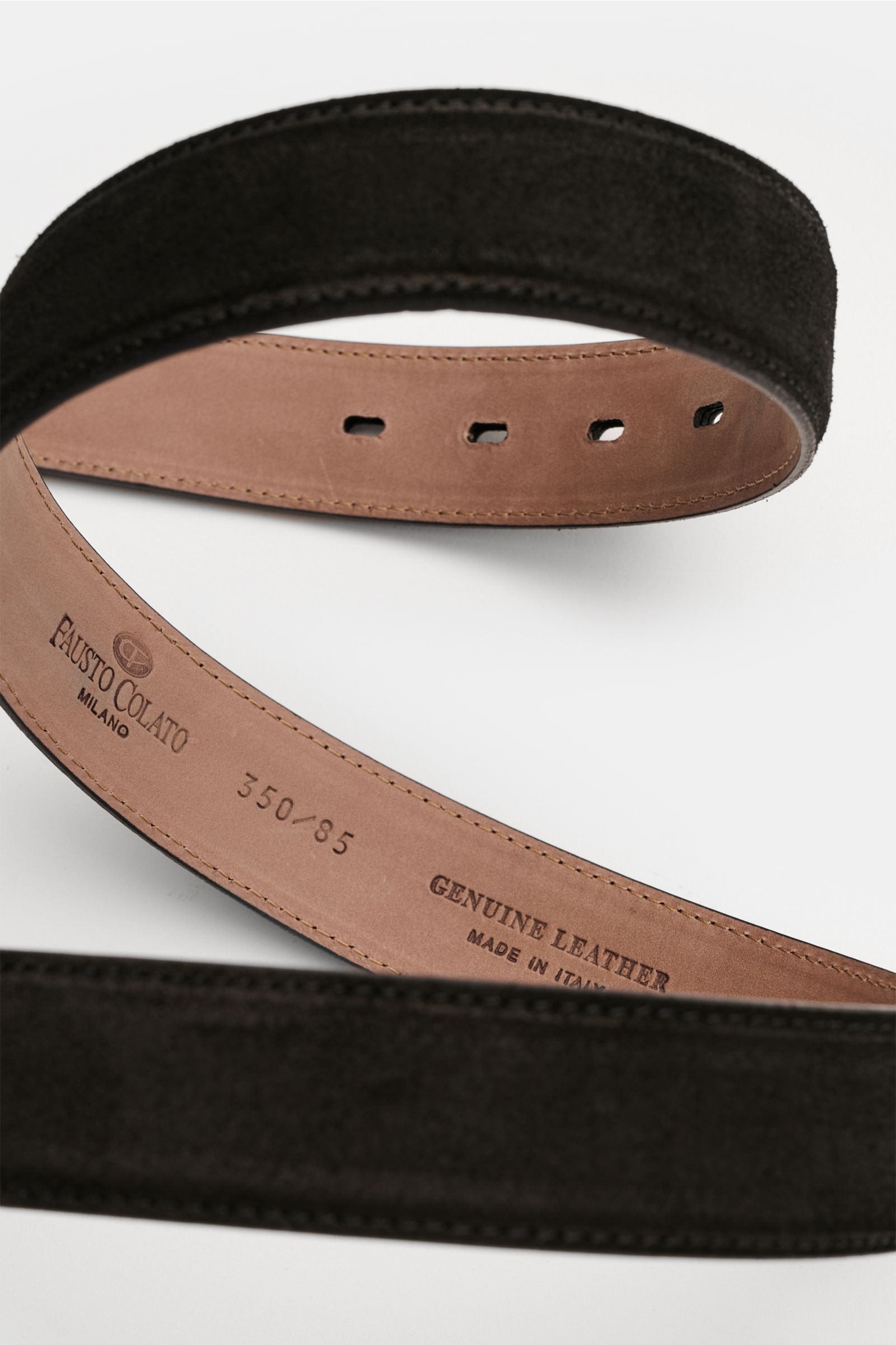 Close-up top-down view of Fausto Colato Gürtel schwarz showing black luxurious velour leather exterior and soft brown genuine leather interior with stamped branding and sizing.

Luxuriöser Akzent in hochwertiger Leder-Ausführung: Beweisen Sie mit dem z