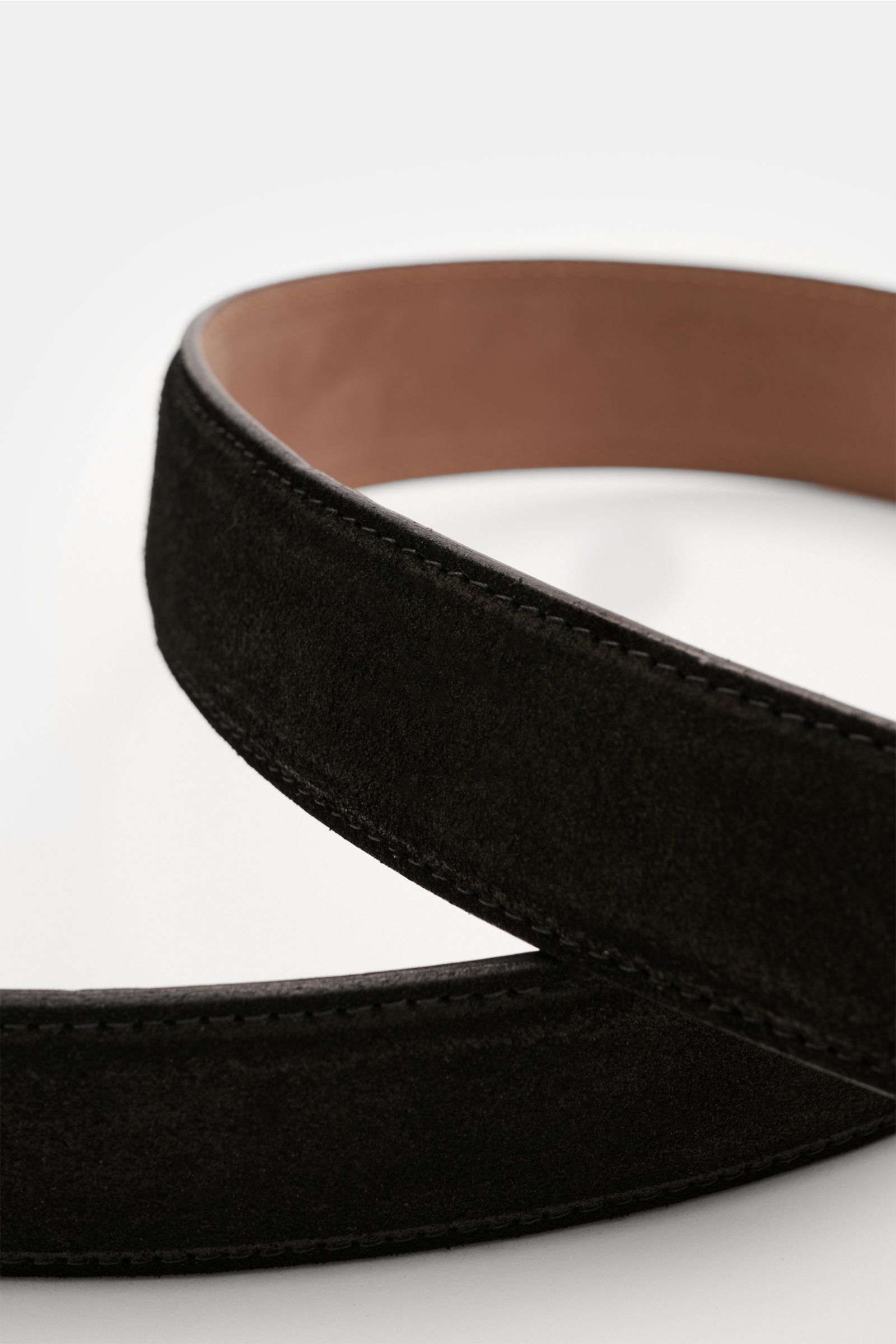 Close-up front angled view of Fausto Colato Gürtel schwarz, a luxurious black suede leather belt with soft touch, brass buckle, and practical loop.

Description: Luxuriöser Akzent in hochwertiger Leder-Ausführung: Beweisen Sie mit dem zeitlosen Gürtel 