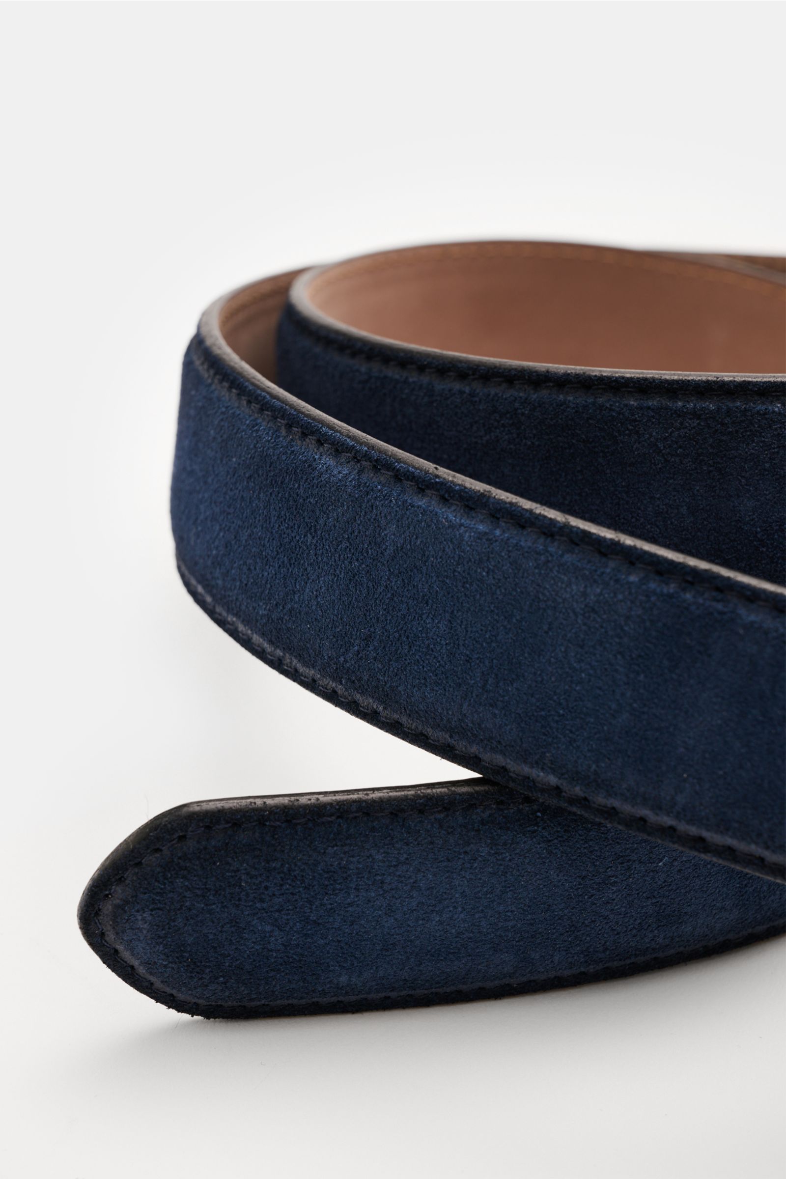 Fausto Colato Gürtel navy aus edlem samtigem Veloursleder mit softem Griff, Messingschließe, Durchzugschlaufe, Nahaufnahme seitlich.