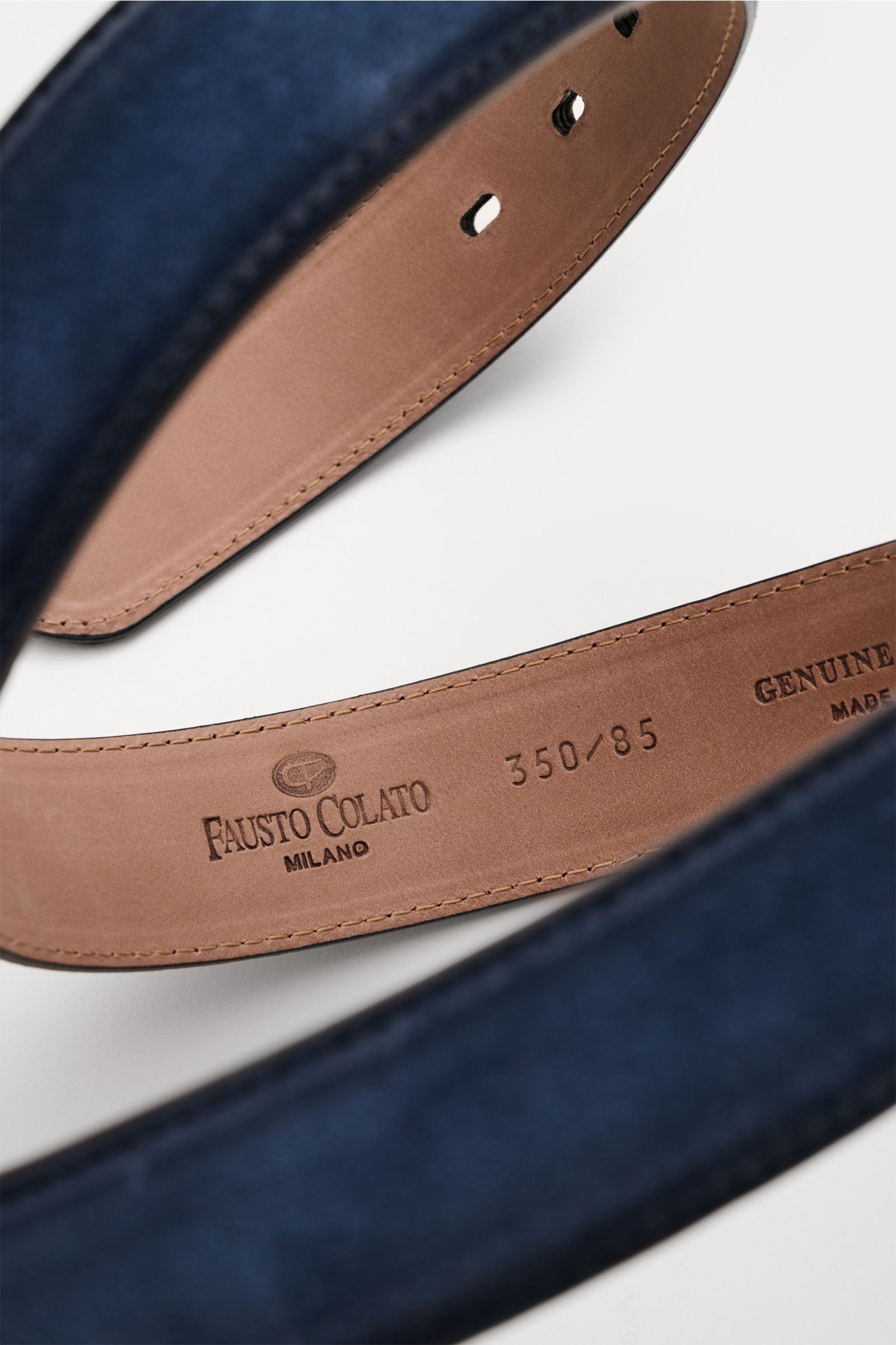 Fausto Colato Gürtel navy aus edlem Veloursleder mit softem Griff, Messingschließe und Durchzugschlaufe, Nahaufnahme Innenansicht.