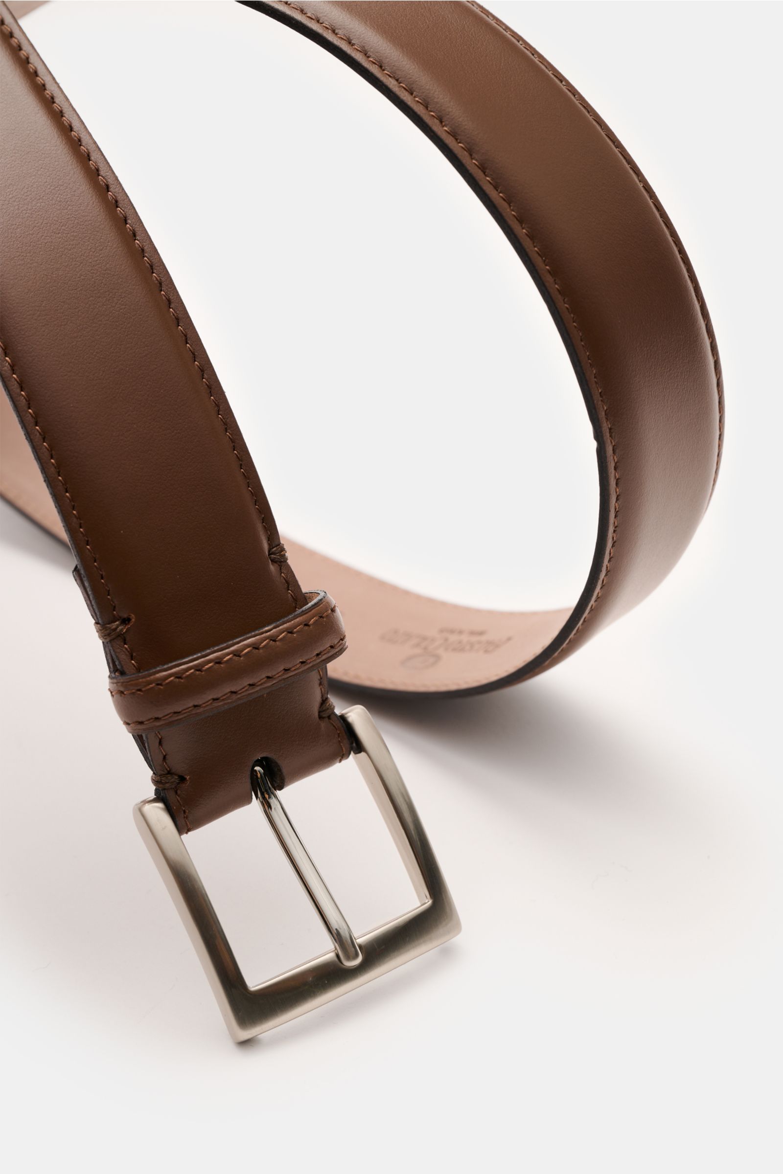 Fausto Colato Gürtel braun aus edlem Glattleder, Dornschließe aus Messing, Durchzugschlaufe, Nahaufnahme von oben am Hosenbund.