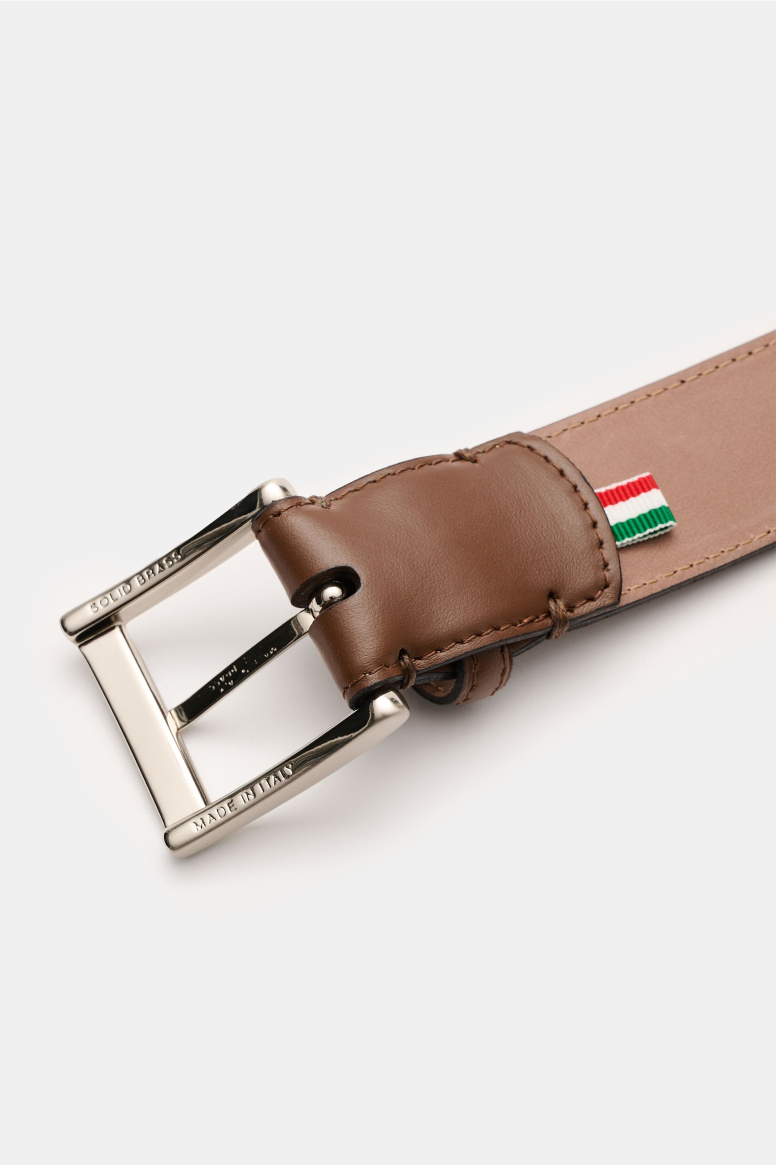 Brauner Fausto Colato Gürtel aus edlem Glattleder, Detailaufnahme schräg von oben mit Dornschließe aus Messing und Durchzugschlaufe.