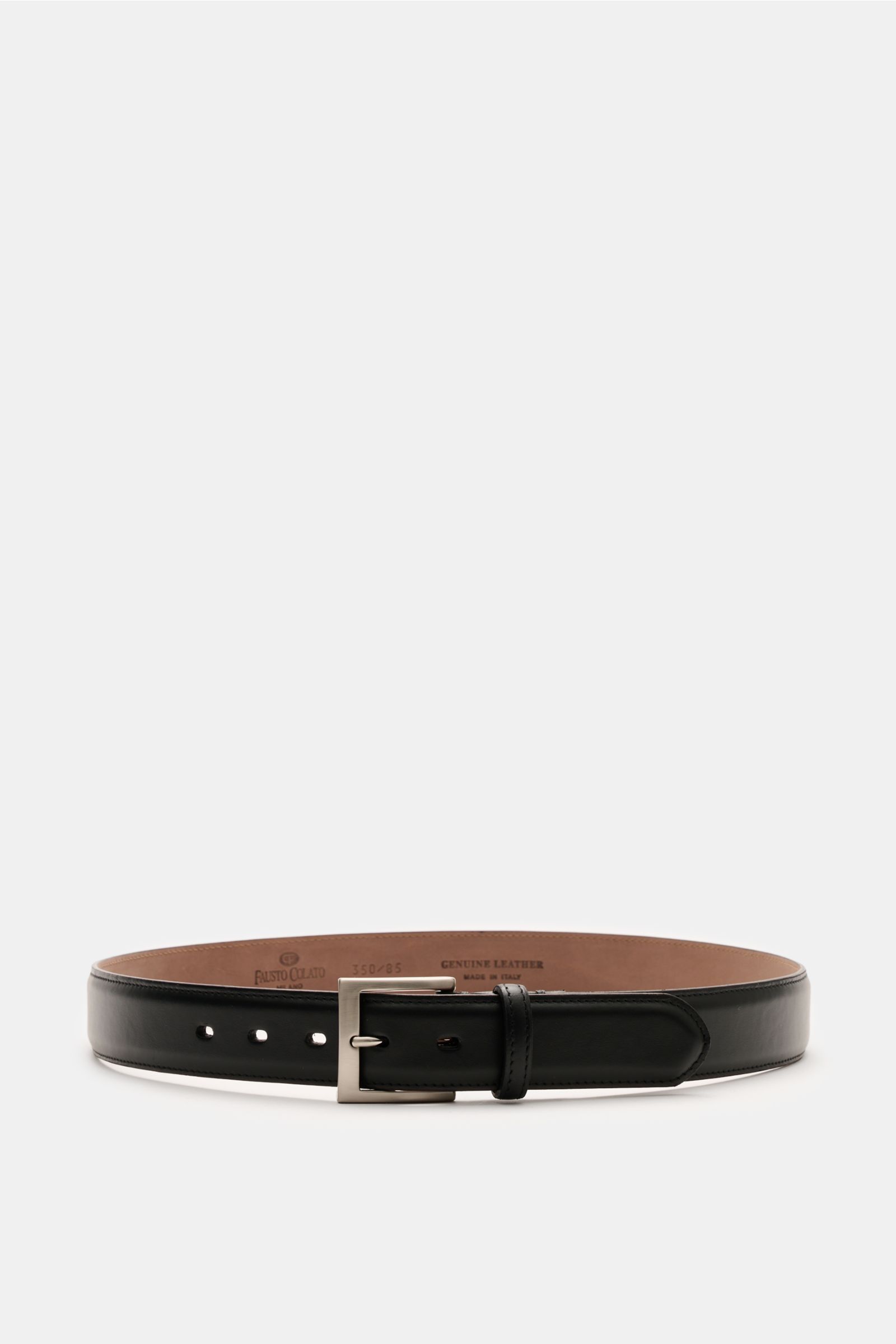 Fausto Colato Gürtel schwarz aus edlem Glattleder, Messing-Dornschließe, eine Durchzugschlaufe, frontal auf weißem Hintergrund.