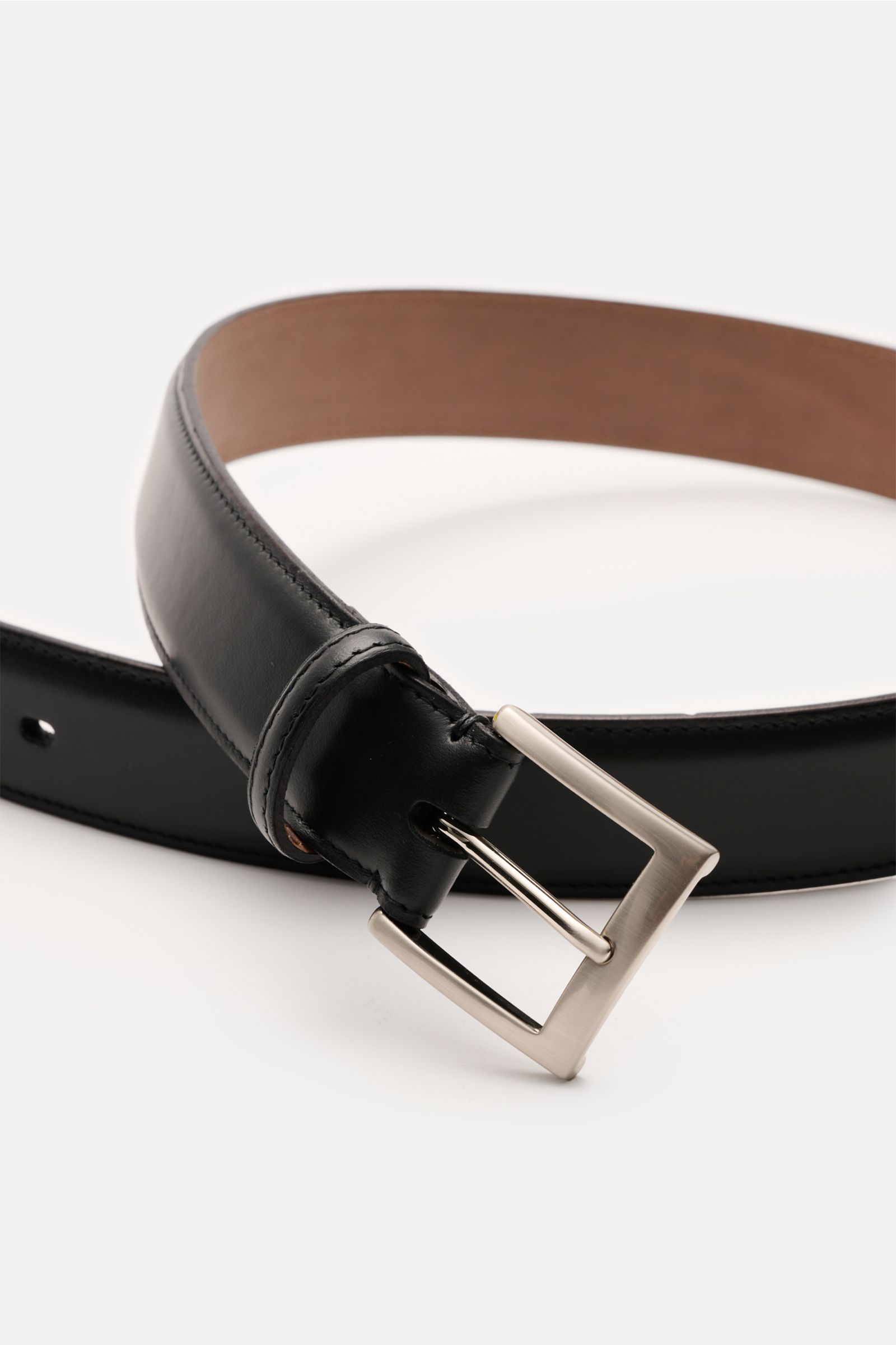 Fausto Colato Gürtel schwarz aus edlem Glattleder, fotografiert nah mit Messing-Dornschließe und einer Durchzugschlaufe, italienisch gefertigt.