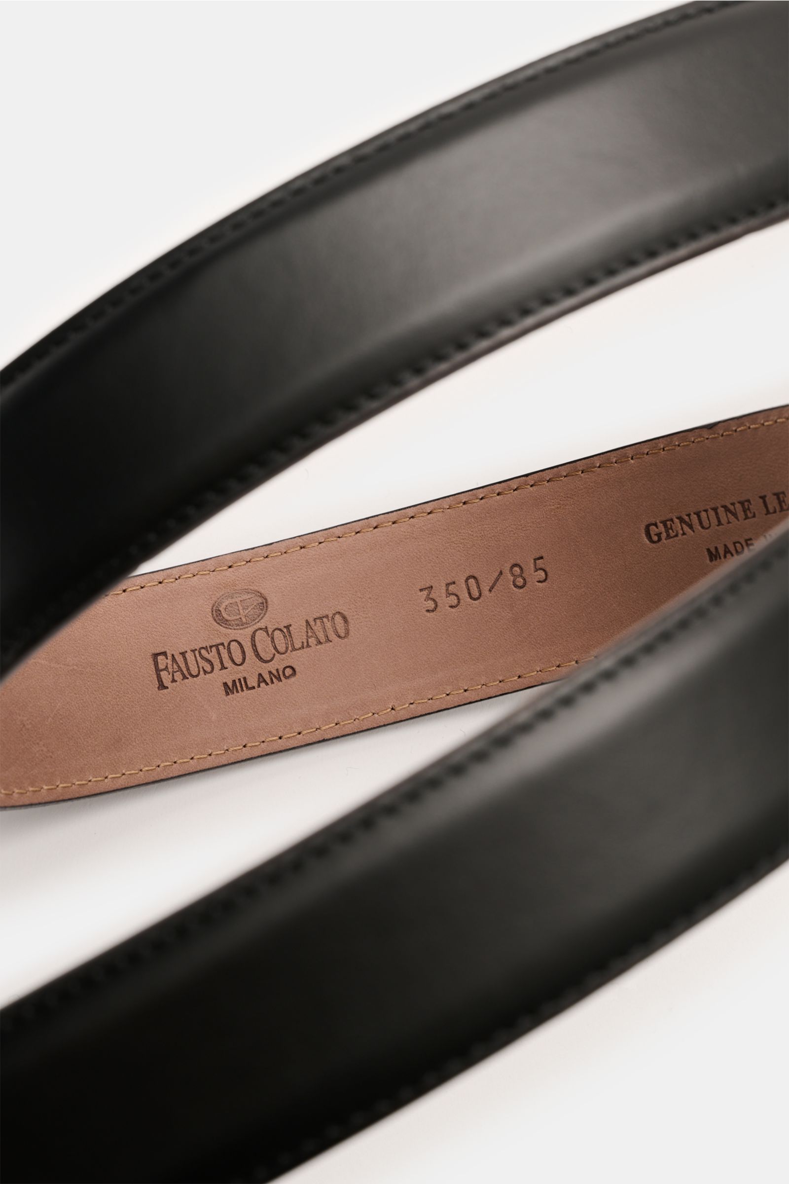 Fausto Colato Gürtel schwarz aus edlem Glattleder, Detailaufnahme schräg von oben, Dornschließe aus Messing, eine Durchzugschlaufe.