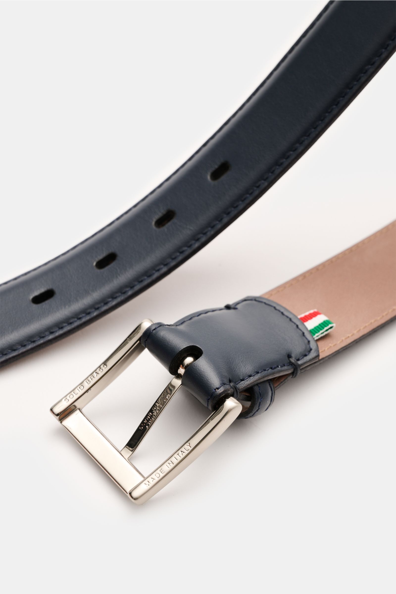 Fausto Colato Gürtel navy aus edlem Glattleder, Detailaufnahme von oben zeigt Dornschließe aus Messing und Durchzugschlaufe, Made in Italy.