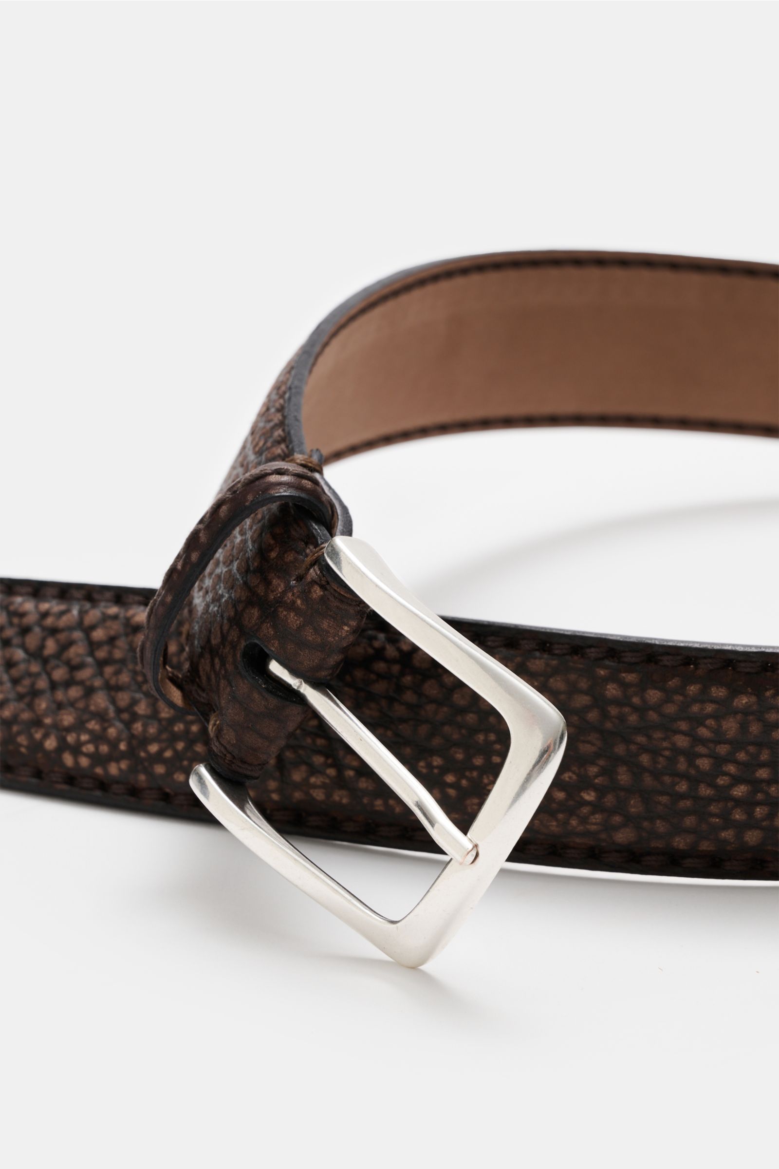 Fausto Colato Gürtel Bisonleder dunkelbraun aus softem geschliffenem Bisonleder mit Messing-Dornschließe, Detailansicht schräg oben.