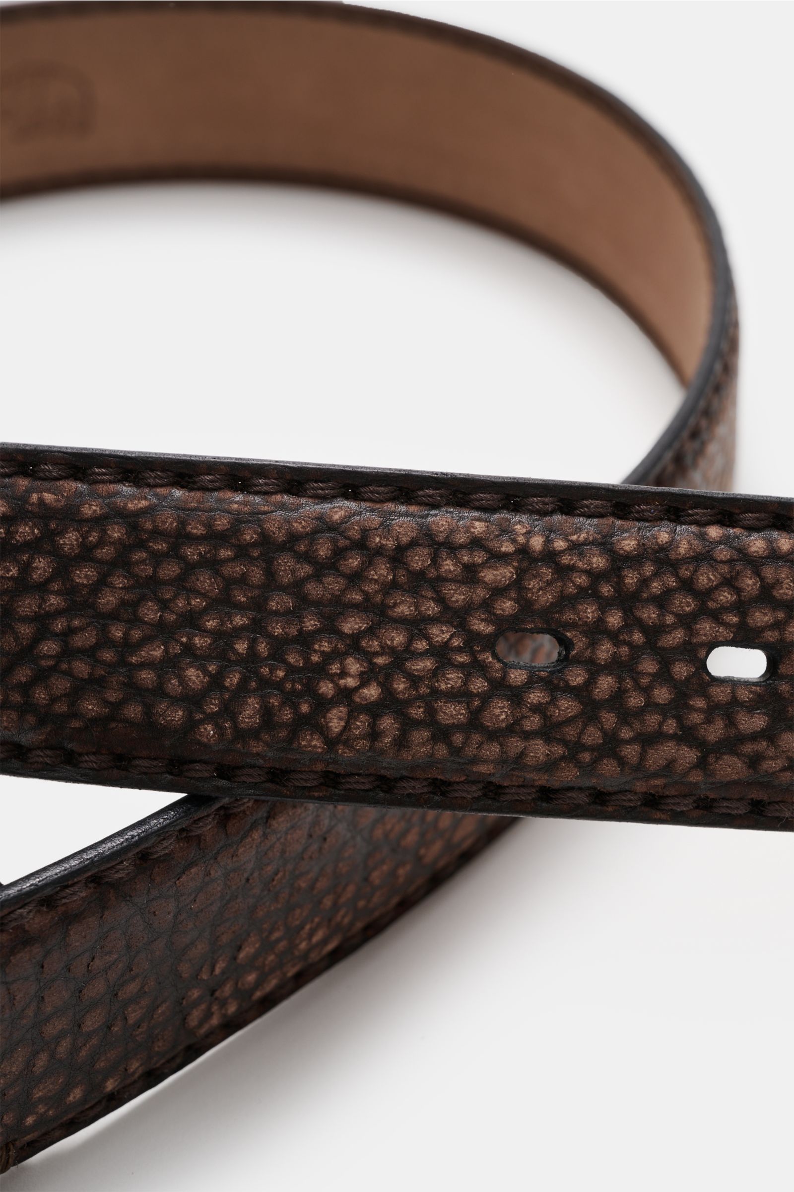 Fausto Colato Gürtel Bisonleder dunkelbraun aus samtigem, softem Bisonleder, Detailansicht der Maserung, Made in Italy, Dornschließe, Durchzugschlaufe.
