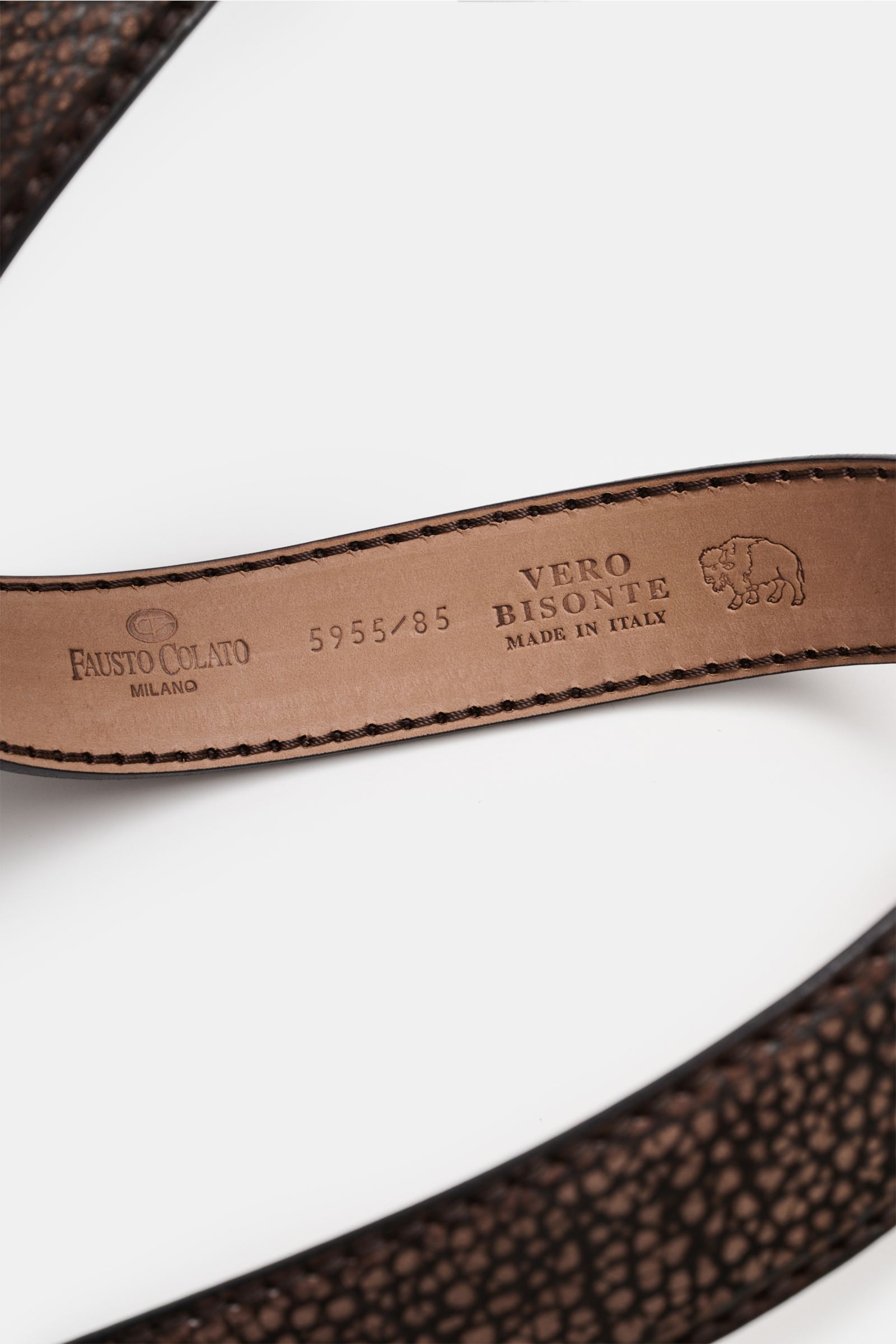Fausto Colato Gürtel Bisonleder dunkelbraun, Detailaufnahme von der Innenseite mit Prägung, softes Bisonleder, Made in Italy.