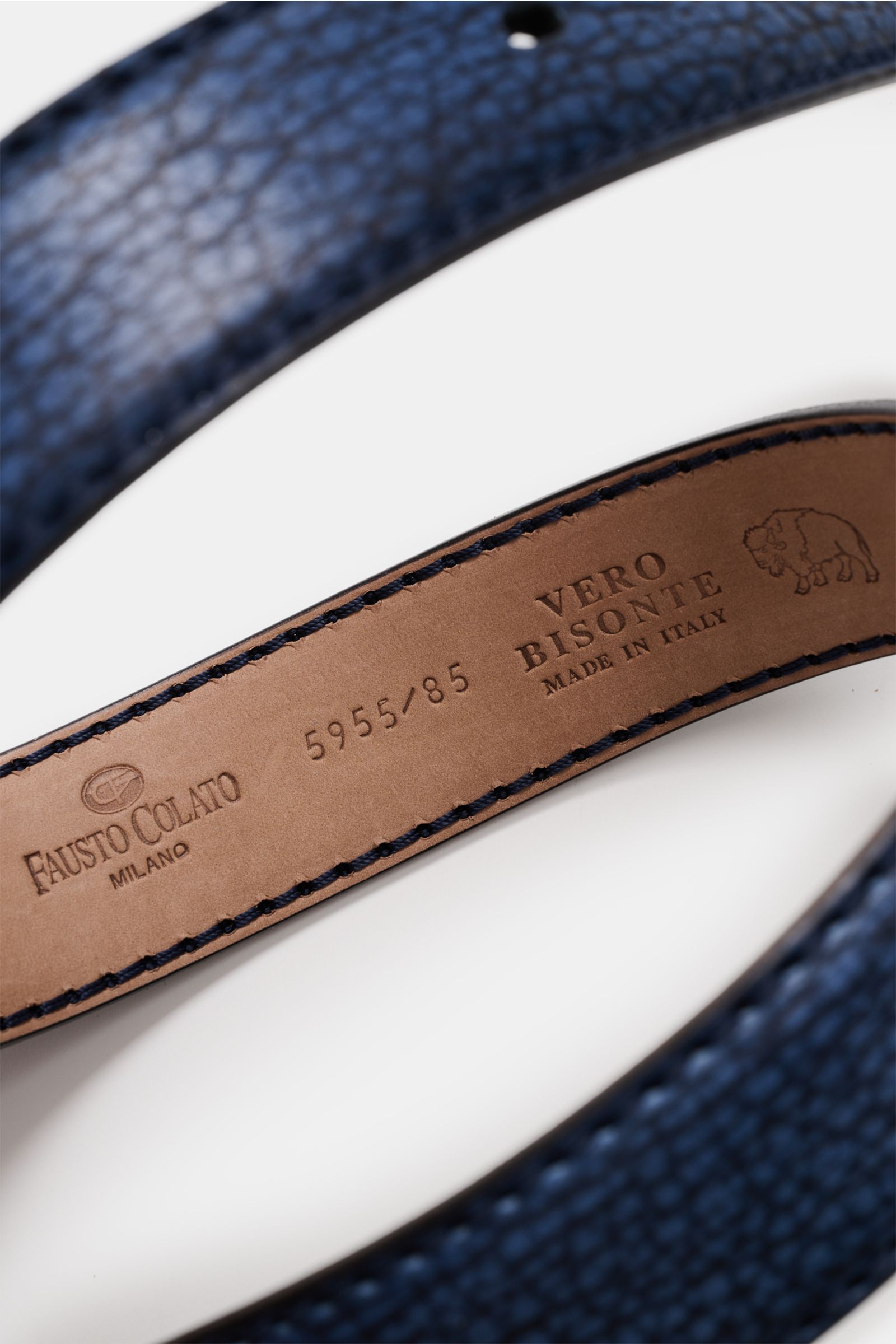 Fausto Colato Gürtel Bisonleder dunkelblau in Nahaufnahme, glattes Bisonleder, Dornschließe Messing, Made in Italy, Innenansicht mit Prägung.