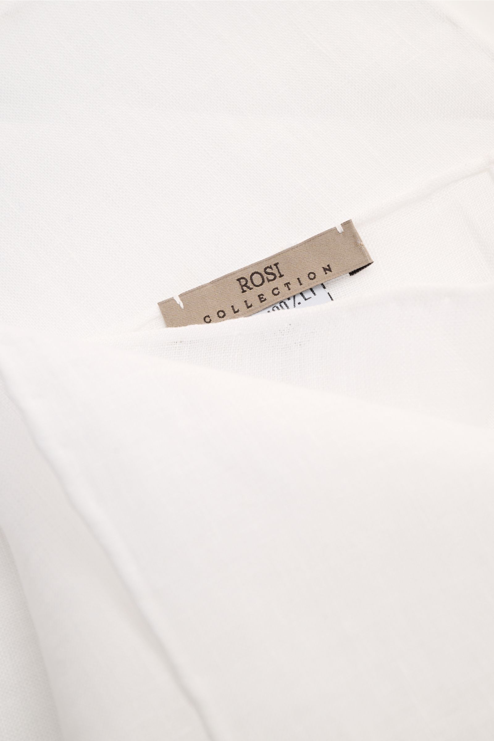 Rosi Collection Einstecktuch 'One' weiß aus reinem Leinen mit rollierten Kanten, Made in Italy, ca. 31x31 cm, Nahaufnahme von oben.