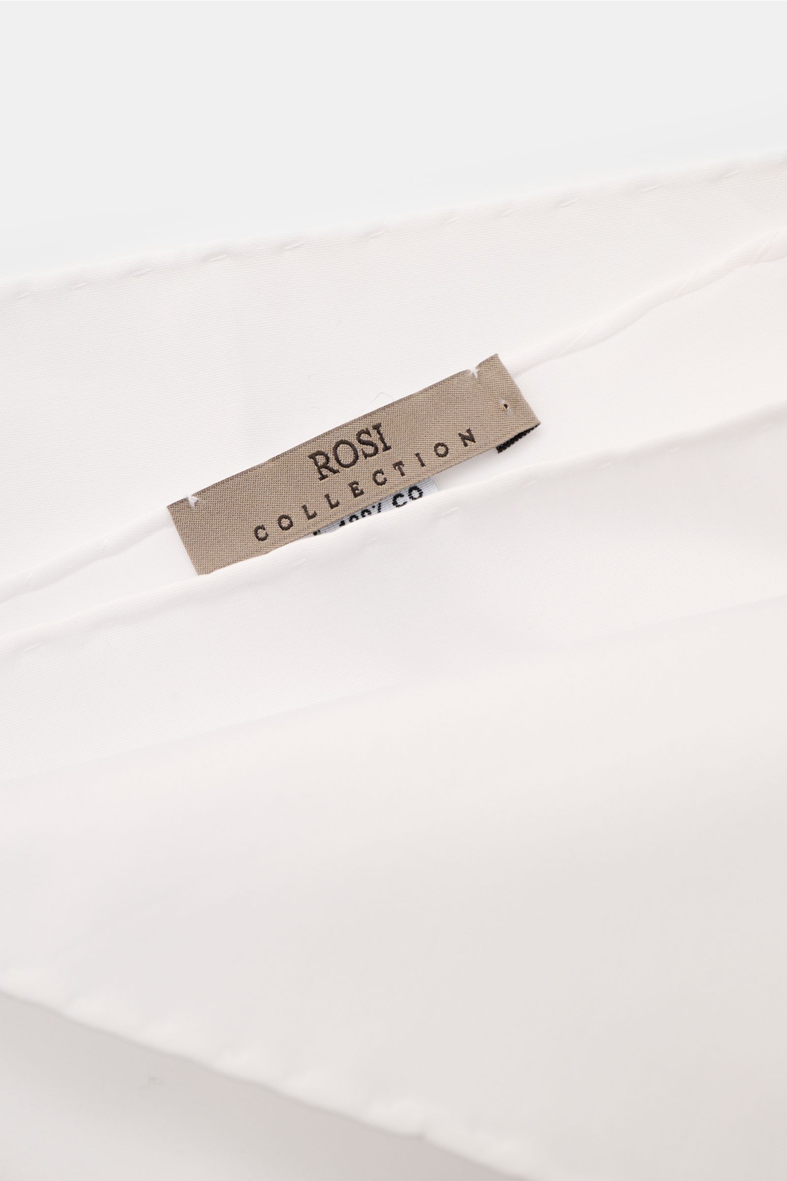 Rosi Collection Einstecktuch 'One' weiß aus reiner Baumwolle mit rollierten Kanten, ca. 31x31 cm, Detailfoto von oben, Made in Italy.