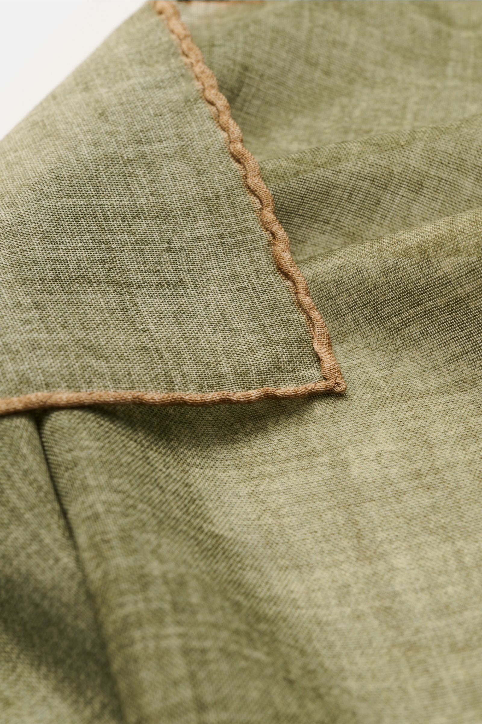 Rosi Collection Einstecktuch oliv/beige aus reiner Wolle, weicher Griff, handrollierte Kanten in Kontrastfarbe, Made in Italy, ca. 30x30 cm, Nahaufnahme, schräge Perspektive
