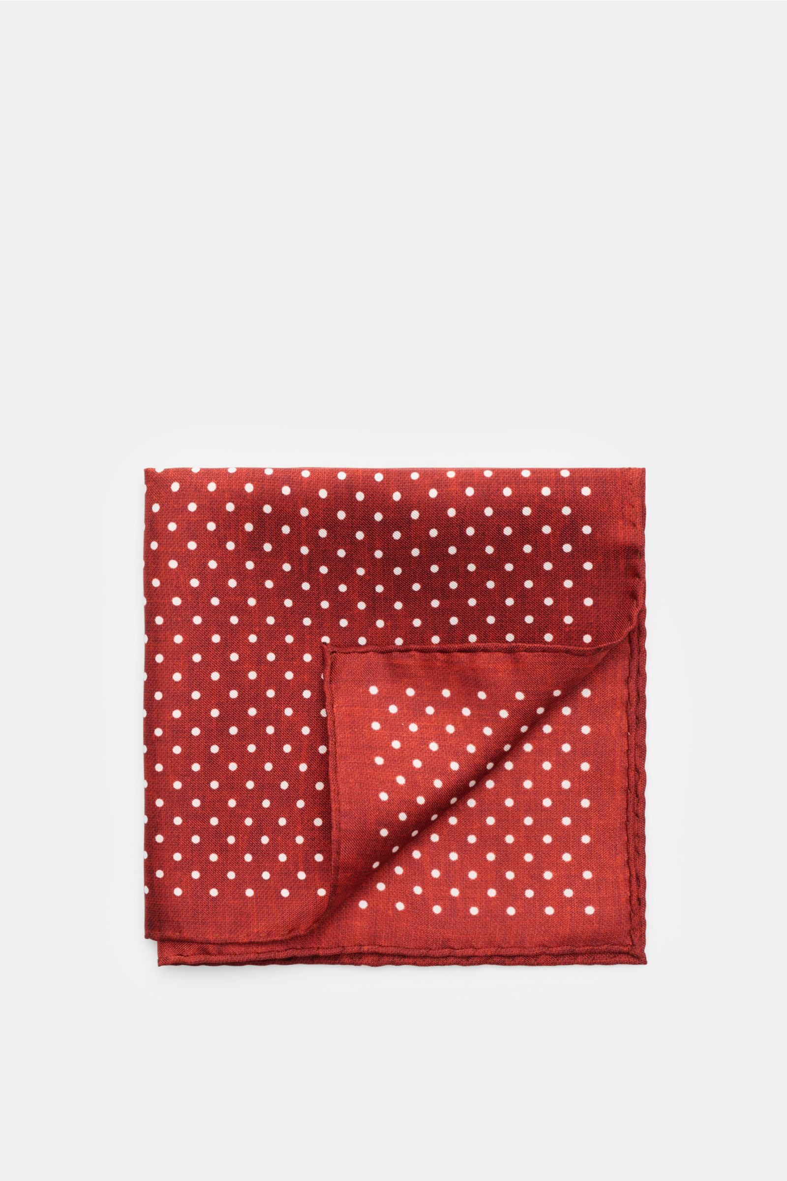 Rosi Collection Seiden-Einstecktuch dunkelrot gepunktet, von oben fotografiert, reine Seide, geschmeidiger Griff, grafisches Punktmuster, handrollierte Kanten, Made in Italy, ca. 31x31 cm.