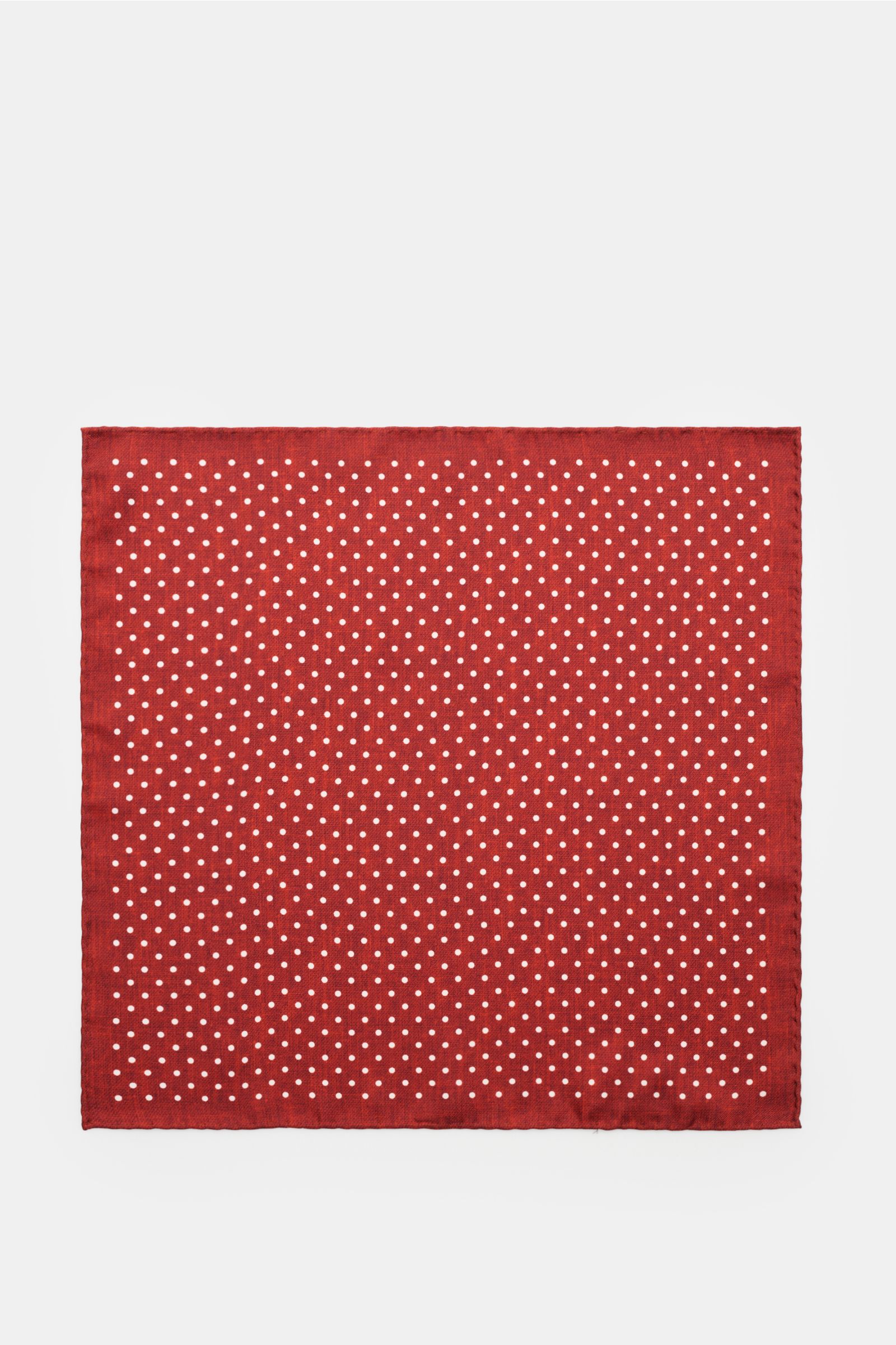 Rosi Collection Seiden-Einstecktuch dunkelrot gepunktet, reine Seide, geschmeidiger Griff, grafisches Punktmuster, handrollierte Kanten, Made in Italy, ca. 31 x 31 cm, Draufsicht.