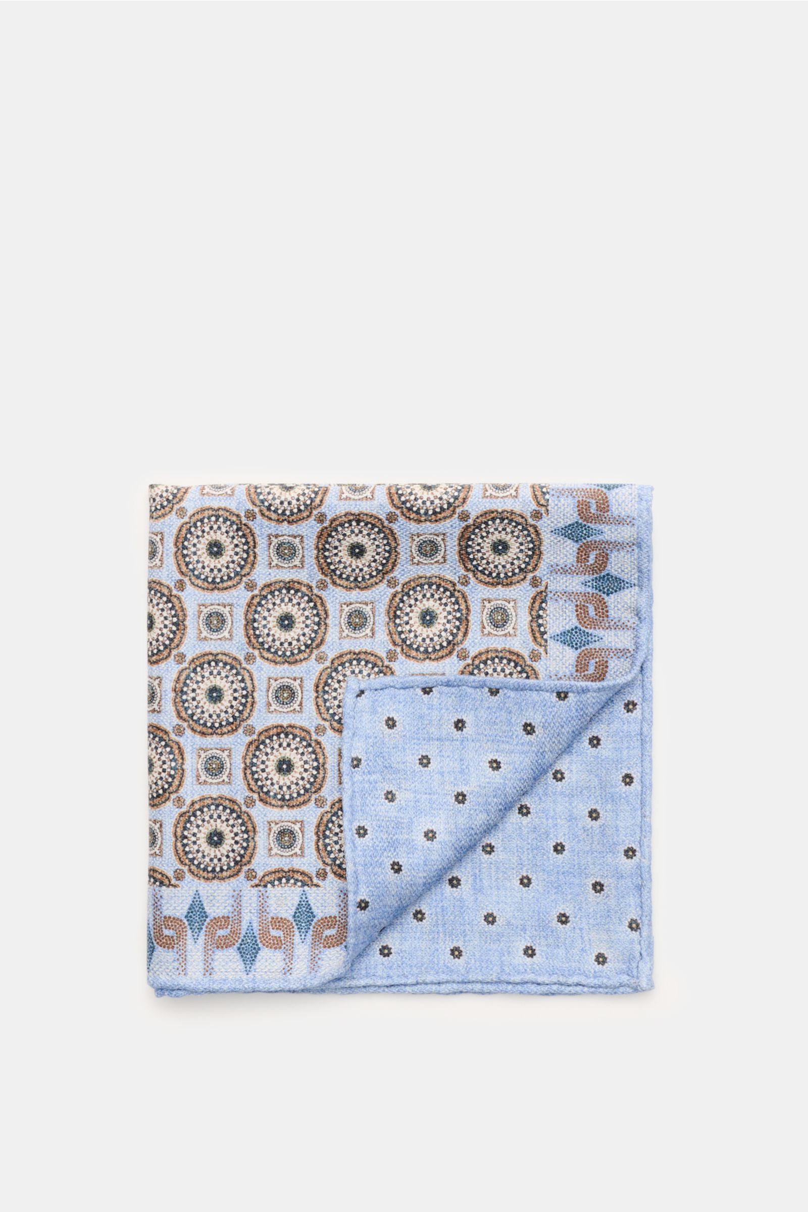 Rosi Collection Seiden-Einstecktuch 'Easy' hellblau/braun/graublau gemustert, reine Seide, elegantes Kachel-Muster, gepunktete Rückseite, rollierte Kanten, soft, ca. 31x31 cm, Made in Italy, von oben fotografiert.