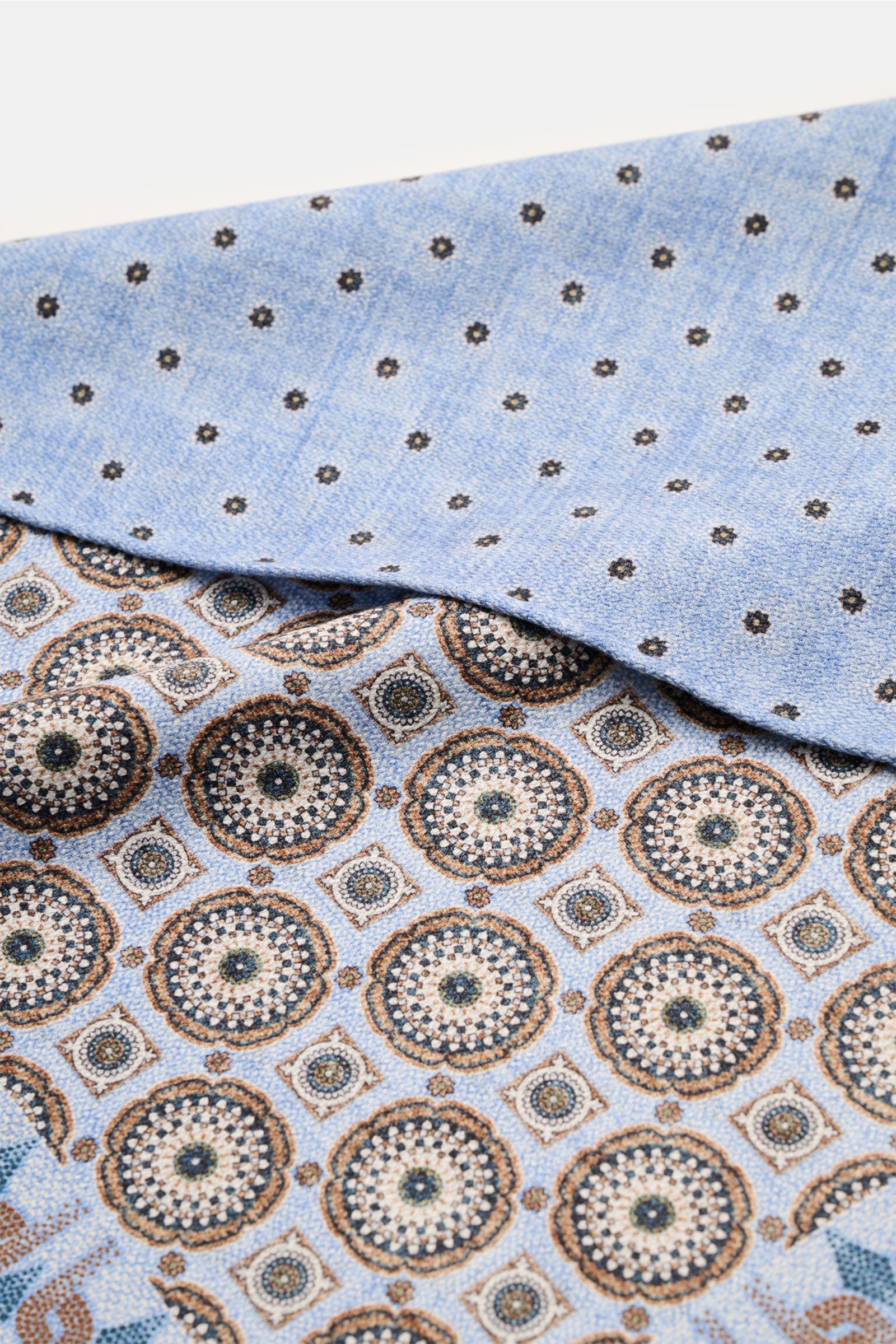 Rosi Collection Seiden-Einstecktuch 'Easy' hellblau/braun/graublau gemustert, reine Seide, Kachel-Muster mit Borte, gepunktete Rückseite, rollierte Kanten, Maße ca. 31x31 cm, Made in Italy, Detailaufnahme von oben.