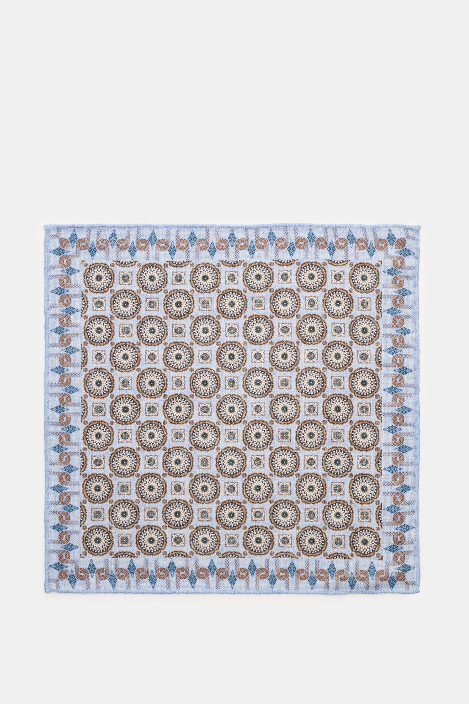 Rosi Collection Seiden-Einstecktuch 'Easy' hellblau/braun/graublau gemustert, reine Seide, weicher Griff, elegantes Kachel-Muster mit Borte, Rückseite gepunktet, rollierte Kanten, Made in Italy, ca. 31x31 cm, Draufsicht.