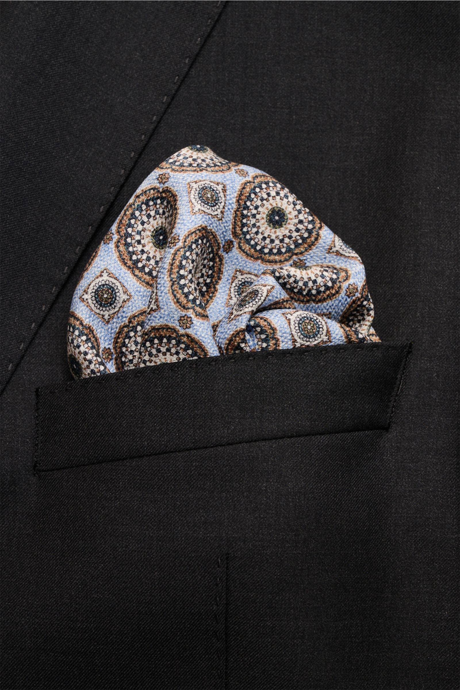 Rosi Collection Seiden-Einstecktuch 'Easy' hellblau/braun/graublau gemustert in Brusttasche, reine Seide, soft, elegantes Kachel-Muster mit Borte, gepunktete Rückseite, rollierte Kanten, Made in Italy, ca. 31x31 cm, Frontansicht.