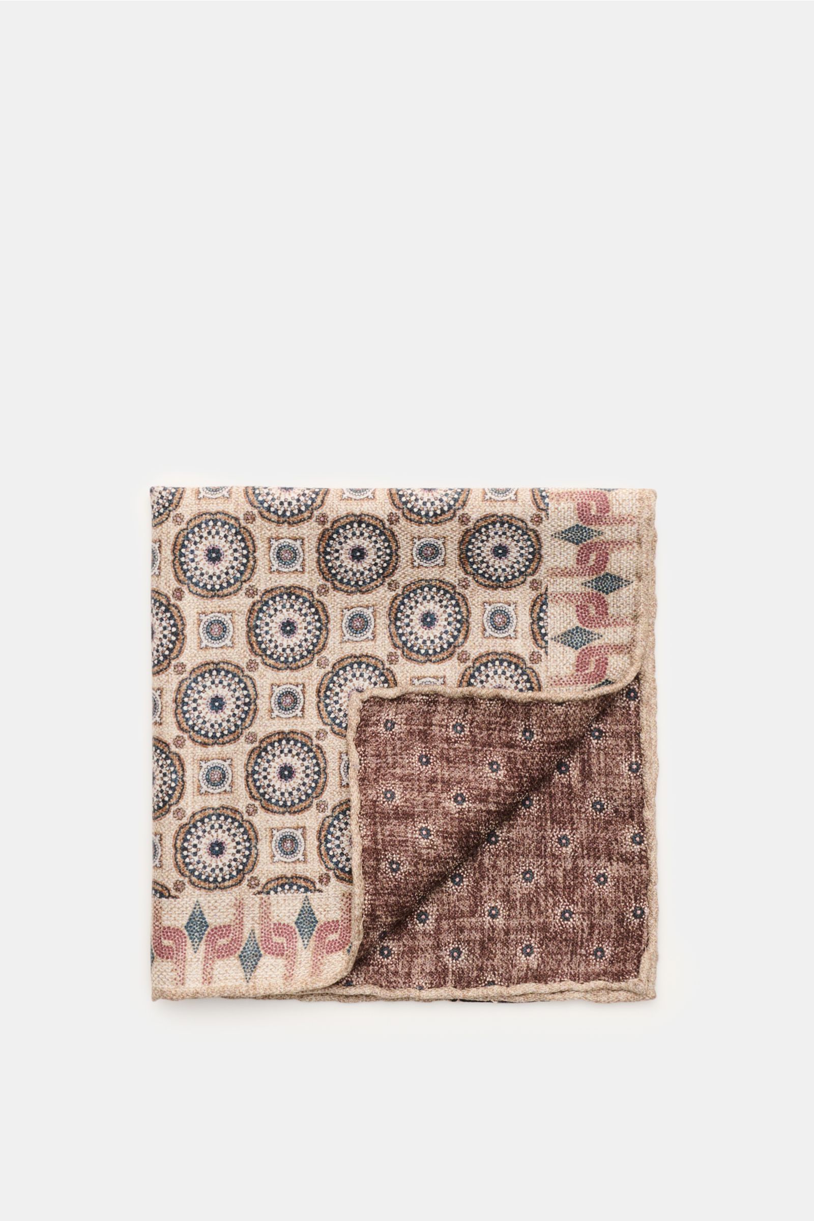 Rosi Collection Seiden-Einstecktuch 'Easy' beige/braun/bordeaux gemustert, reine Seide, weiche Kante, Kachelmuster vorn, gepunktete Rückseite, Made in Italy, 31x31 cm, Draufsicht.