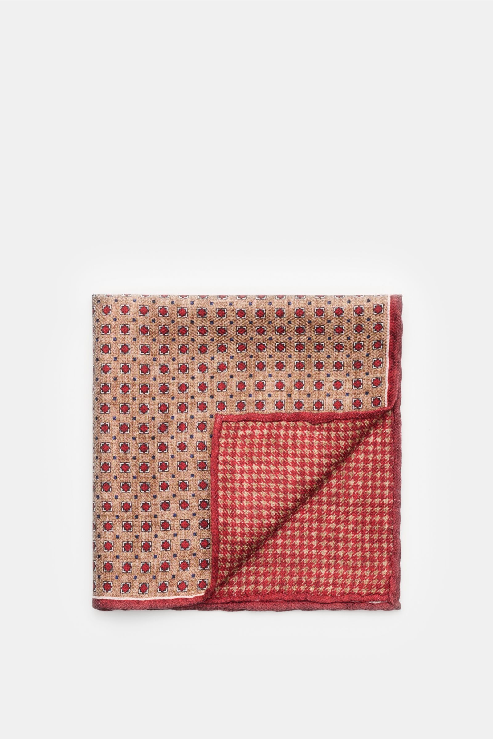 Rosi Collection Einstecktuch 'Easy' rot/hellbraun/weiß gemustert, reine Seide, geometrischer Print, Hahnentritt-Rückseite, rollierte Kanten, Made in Italy, ca. 31x31 cm, flach liegend von oben fotografiert.