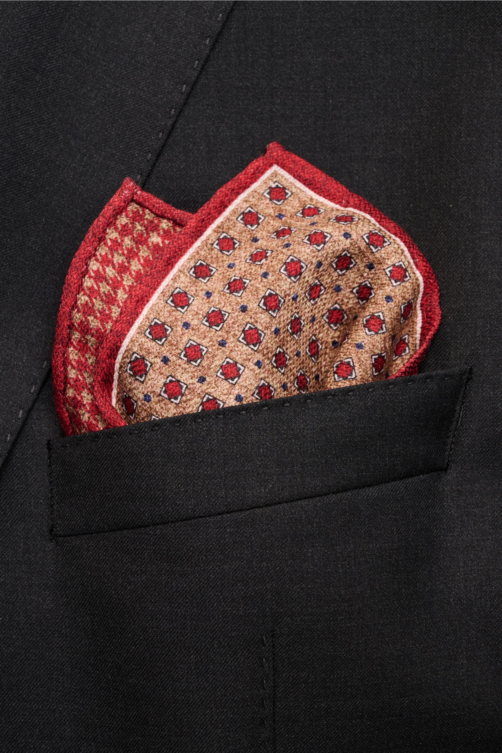 Rosi Collection Einstecktuch 'Easy' rot/hellbraun/weiß gemustert in schwarzer Sakko-Brusttasche, geometrisches Muster, reine Seide, Made in Italy.