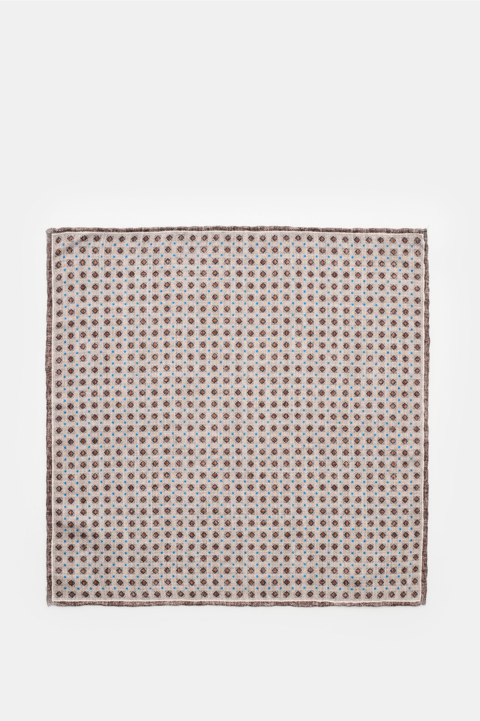 Rosi Collection Einstecktuch 'Easy' grau/dunkelbraun/blau gemustert, reine Seide, geometrisches Muster, rollierte Kanten, flach liegend von oben fotografiert.