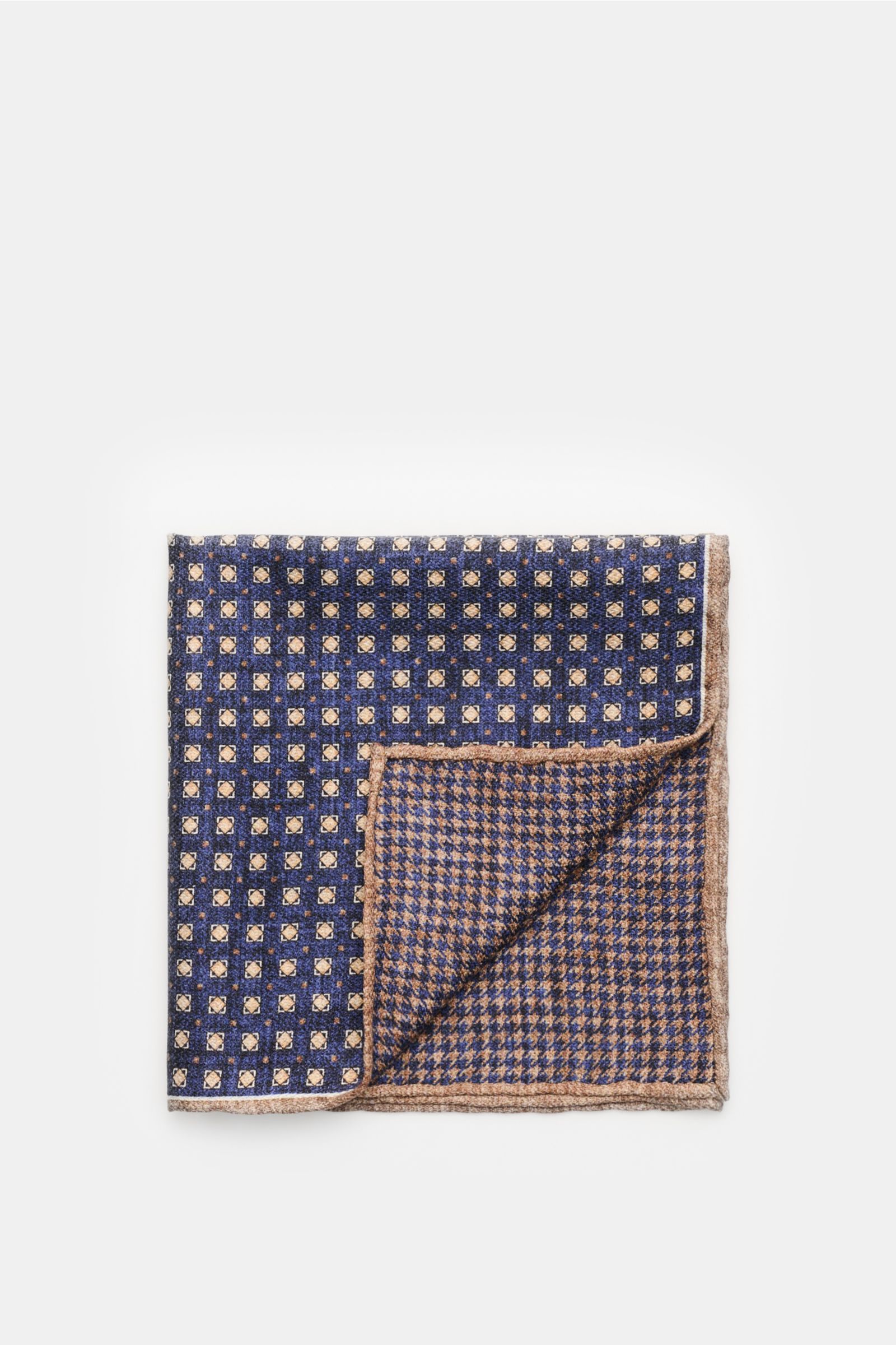 Rosi Collection Einstecktuch 'Easy' dunkelblau/hellbraun/weiß gemustert, reine Seide, geometrischer Print, Hahnentritt-Rückseite, rollierte Kanten, von oben fotografiert.