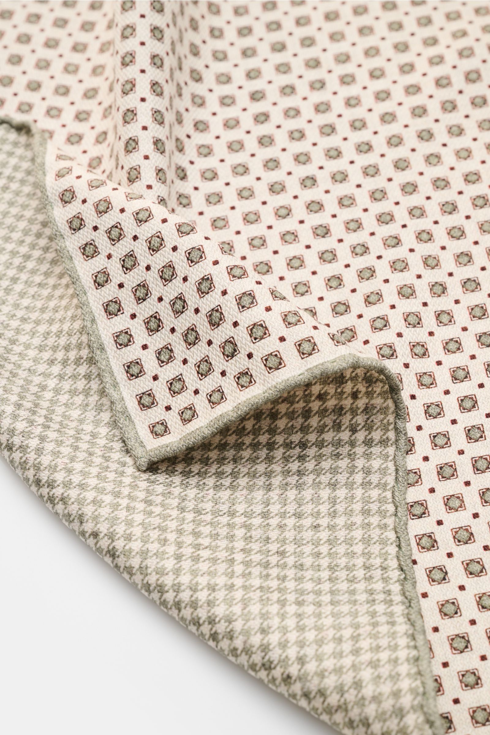Rosi Collection Einstecktuch 'Easy' creme/graugrün/bordeaux gemustert, doppelseitig mit geometrischem Print und Hahnentritt, aus reiner Seide, rollierte Kanten, Detailaufnahme.