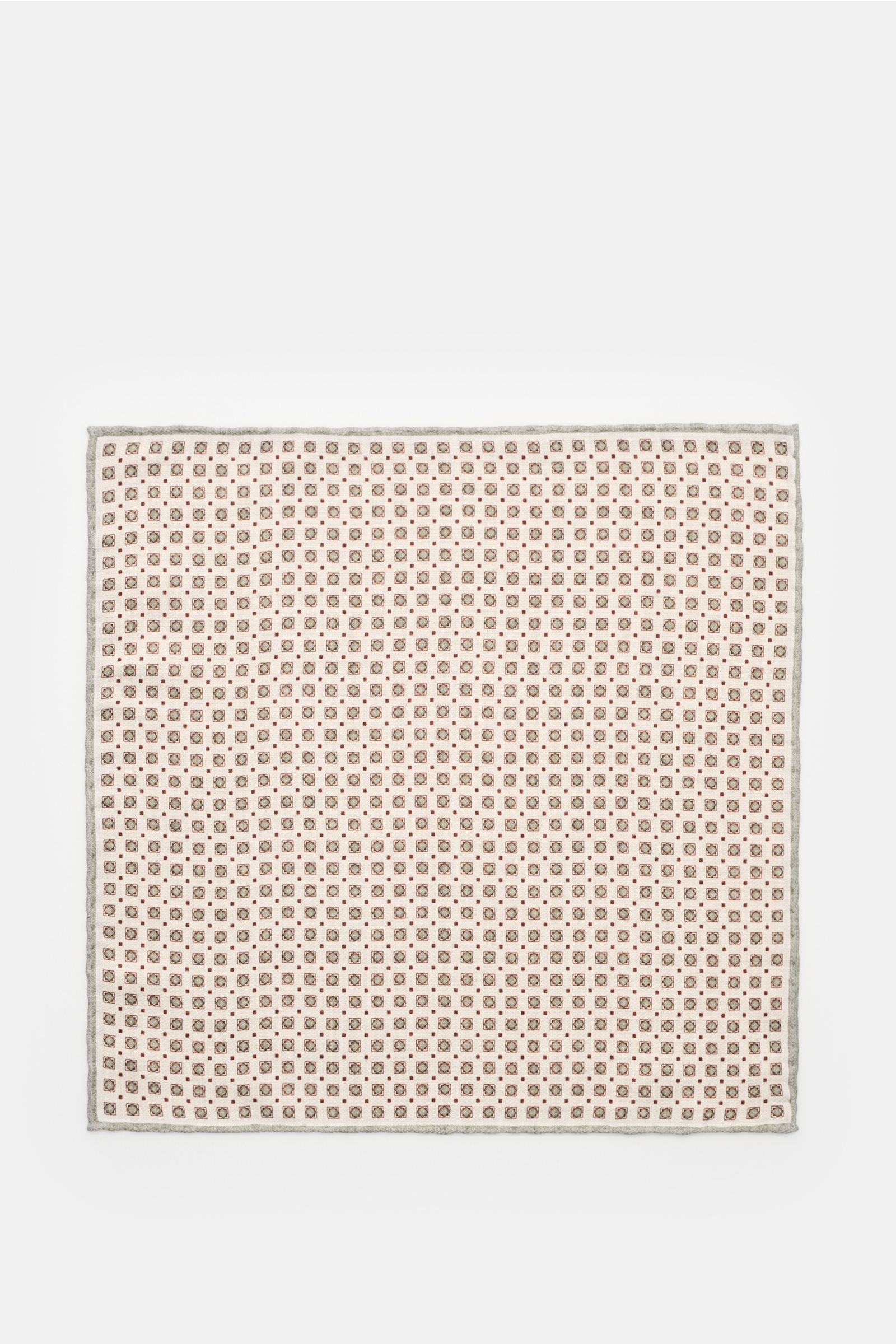 Rosi Collection Einstecktuch 'Easy' creme/graugrün/bordeaux gemustert, reine Seide, geometrischer Print, rollierte Kanten, flach liegend von oben fotografiert.