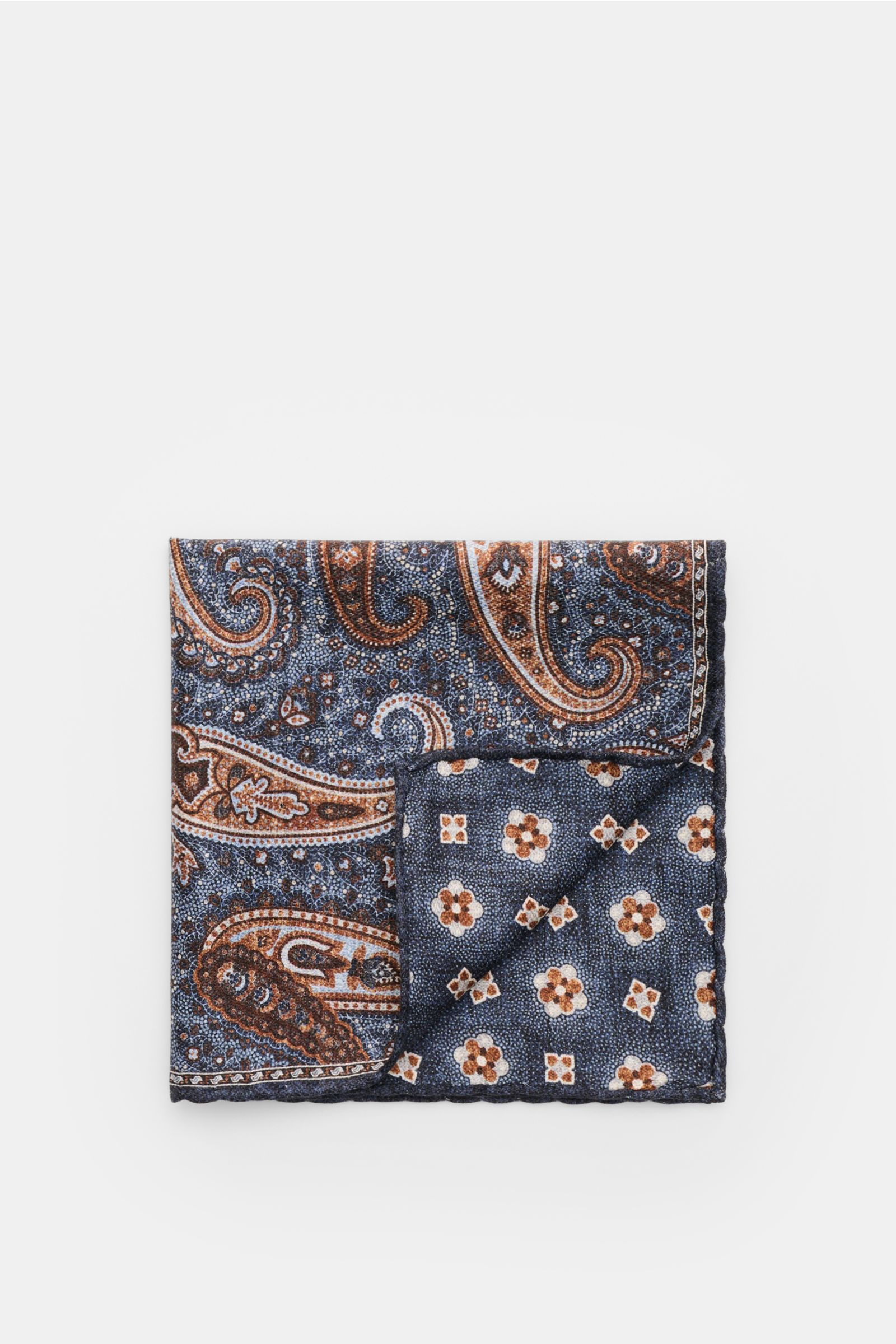 Rosi Collection Seiden-Einstecktuch 'Easy' graublau/hellblau/braun gemustert, Paisley-Muster, Medaillon-Rückseite, handrollierte Kanten, reine Seide, 31x31 cm, Made in Italy, weiche Haptik, Draufsicht.
