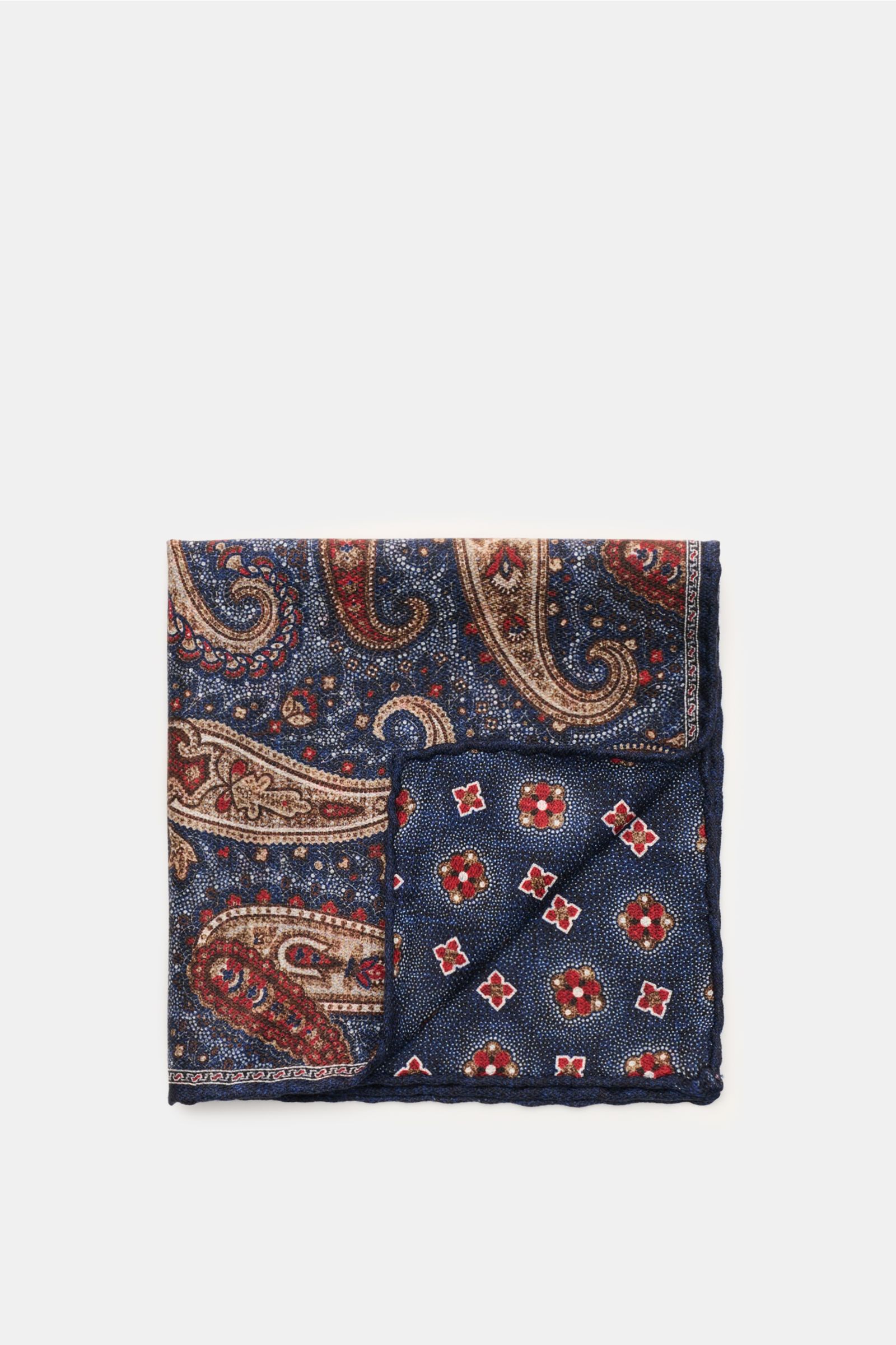 Rosi Collection Seiden-Einstecktuch 'Easy' dunkelblau/dunkelrot/braun gemustert, reine Seide, Paisley-Muster mit Borte, Rückseite Medaillon-Muster, handrollierte Kanten, soft, 31x31 cm, Made in Italy, flach liegend von oben fotografiert.