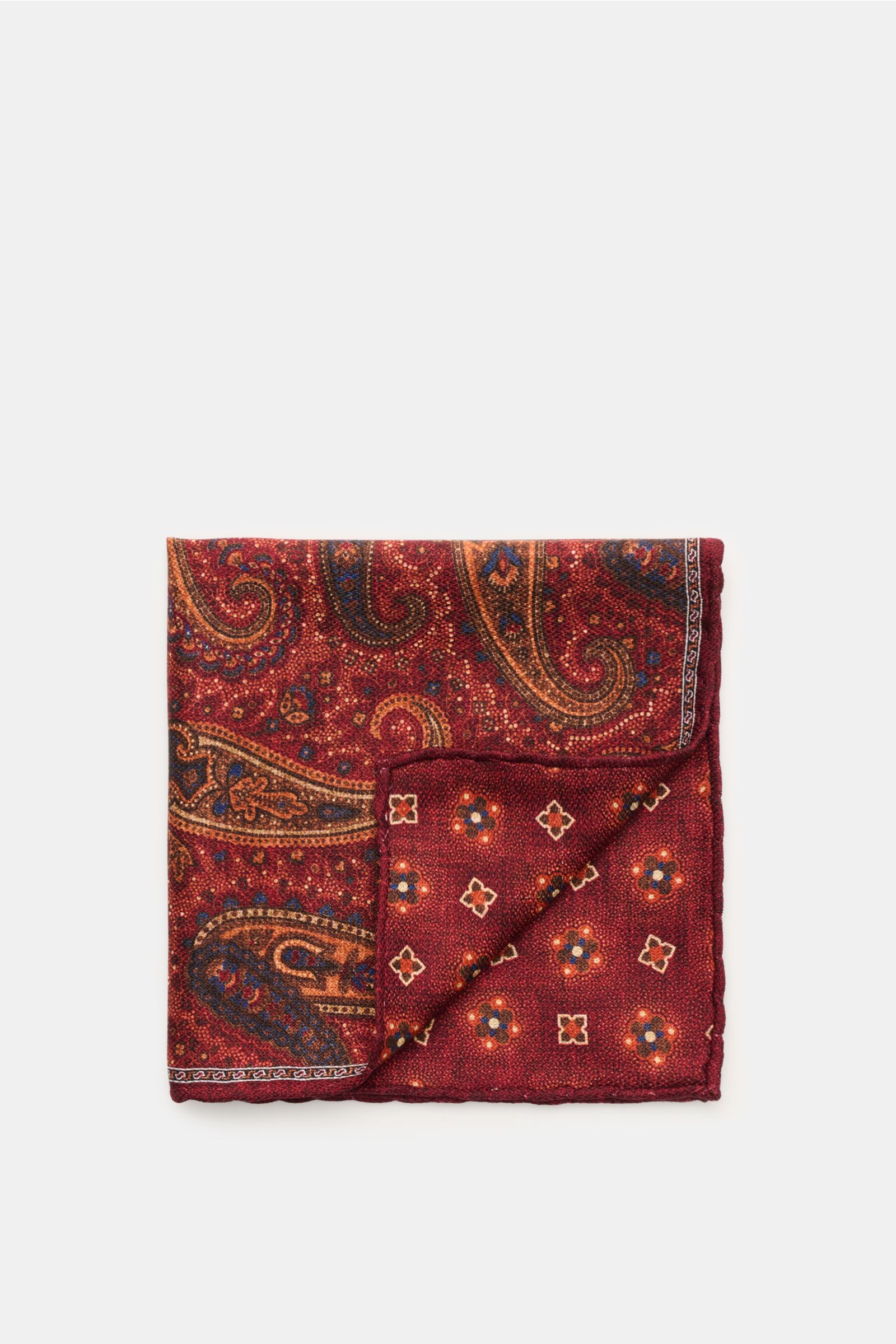 Rosi Collection Seiden-Einstecktuch 'Easy' bordeaux/orange/blau gemustert, reine Seide, Paisley-Muster mit Borte, Rückseite Medaillon, handrollierte Kanten, 31x31 cm, Made in Italy, weich und geschmeidig, von oben fotografiert.