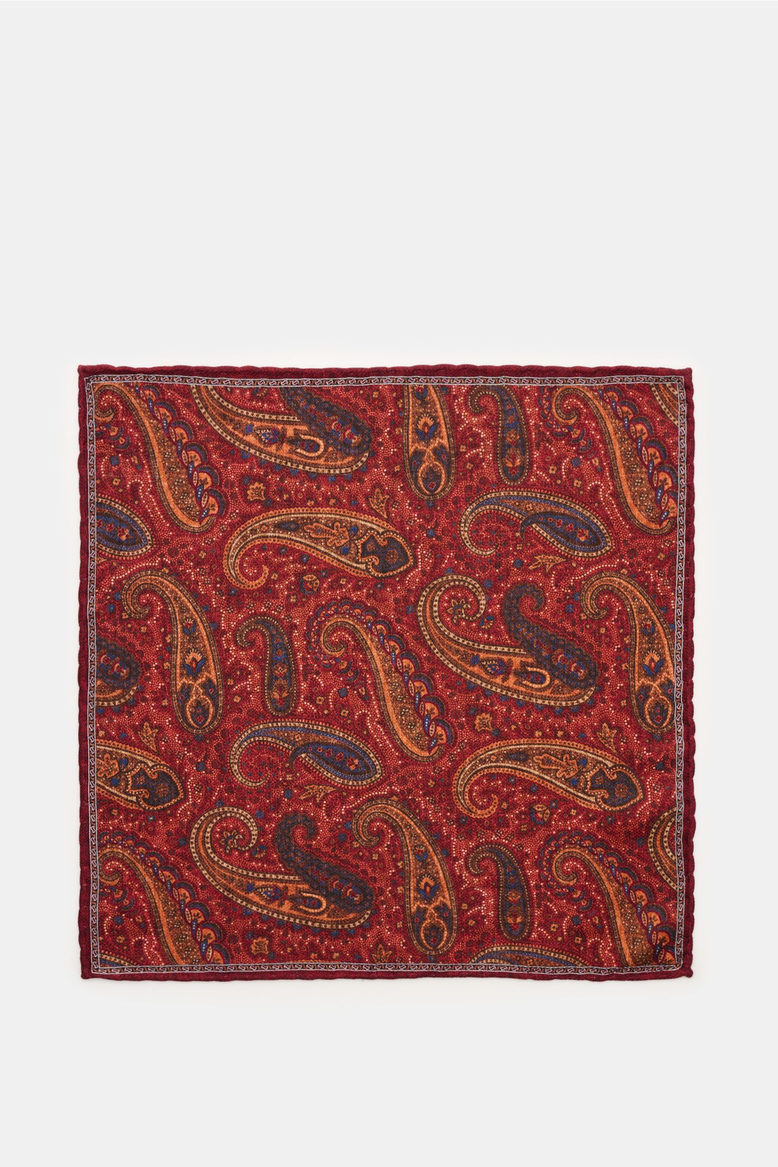 Rosi Collection Seiden-Einstecktuch 'Easy' bordeaux/orange/blau gemustert, reine Seide, softer Griff, Paisley-Muster mit Borte, Medaillon-Rückseite, handrollierte Kanten, Made in Italy, 31x31 cm, von oben fotografiert.