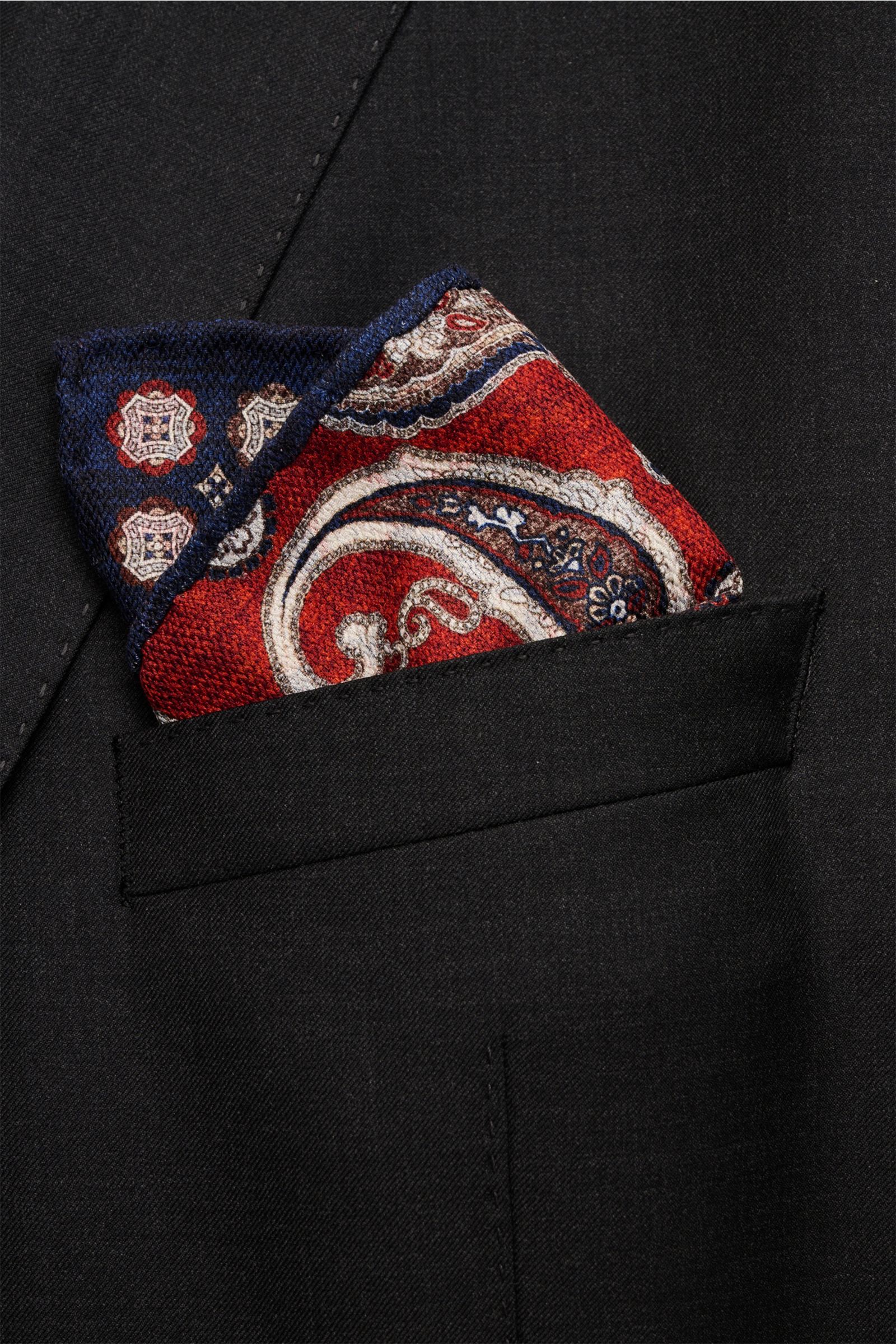 Rosi Collection Silk pocket square 'Easy' navy/dark brown/rust brown patterned folded in black jacket pocket, top-front view, pure silk, soft smooth touch, elegant medallion print, paisley pattern on back, hand-rolled edges, made in Italy, approx. 30.5 cm