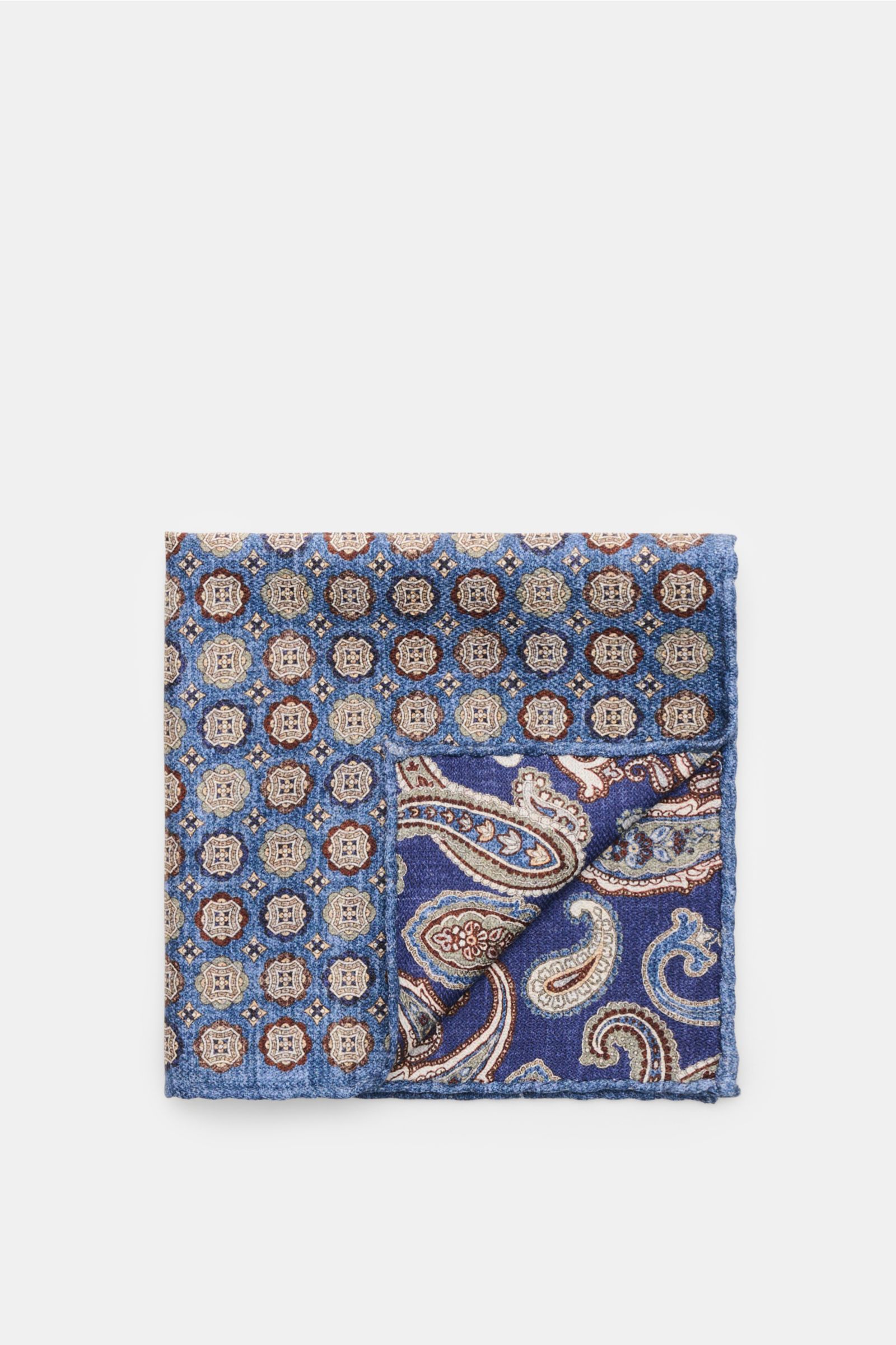 Rosi Collection Seiden-Einstecktuch 'Easy' blau/braun/graugrün gemustert, reine Seide, Medaillon-Print, Paisley-Rückseite, handrolliert, Made in Italy, 30,5x30,5 cm, Draufsicht.