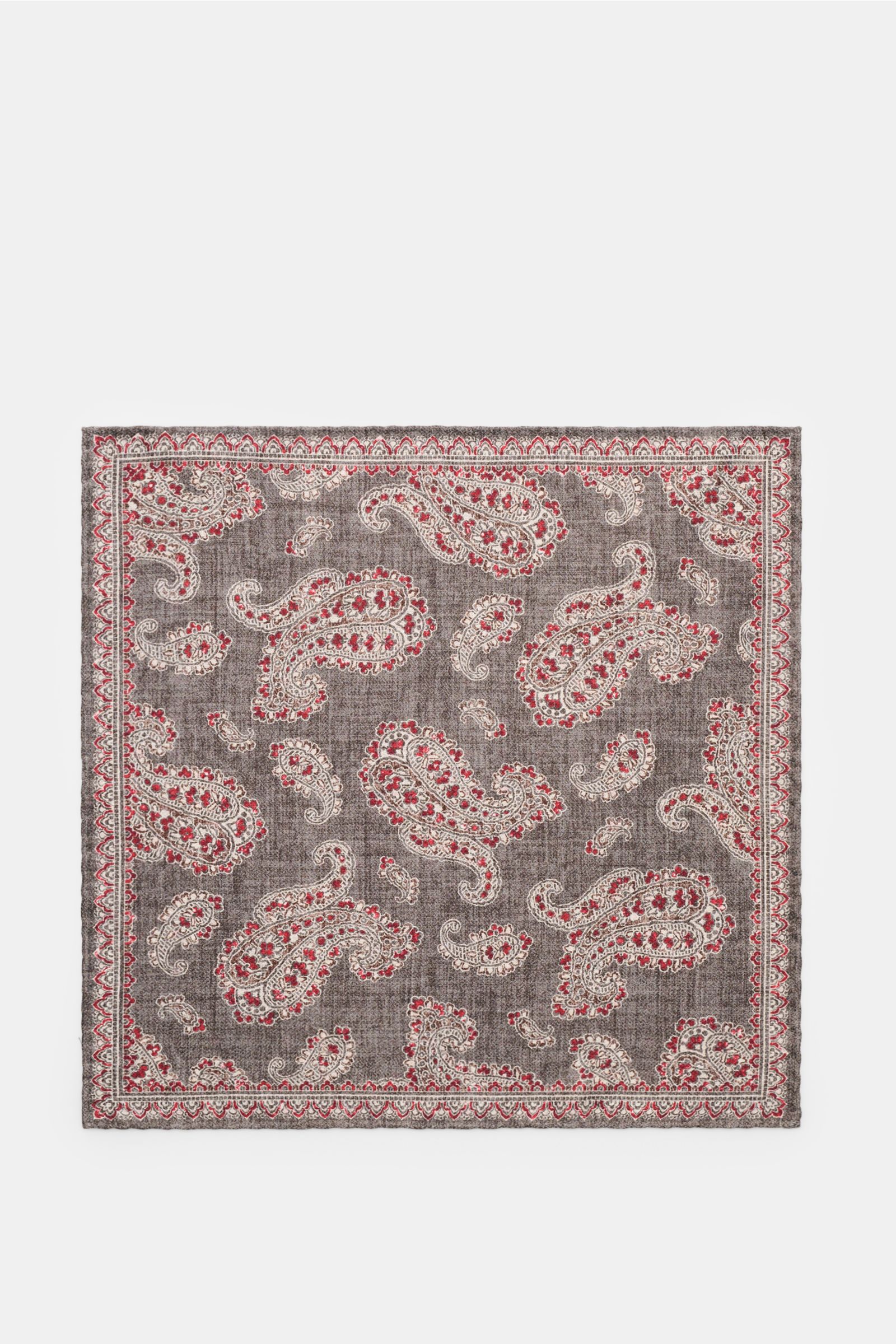 Rosi Collection Seiden-Einstecktuch 'Easy' grau/dunkelrot/dunkelbraun gemustert, reine Seide, Paisley-Muster mit Borte, Kachel-Rückseite, rollierte Kanten, 31x31 cm, Made in Italy, Draufsicht.