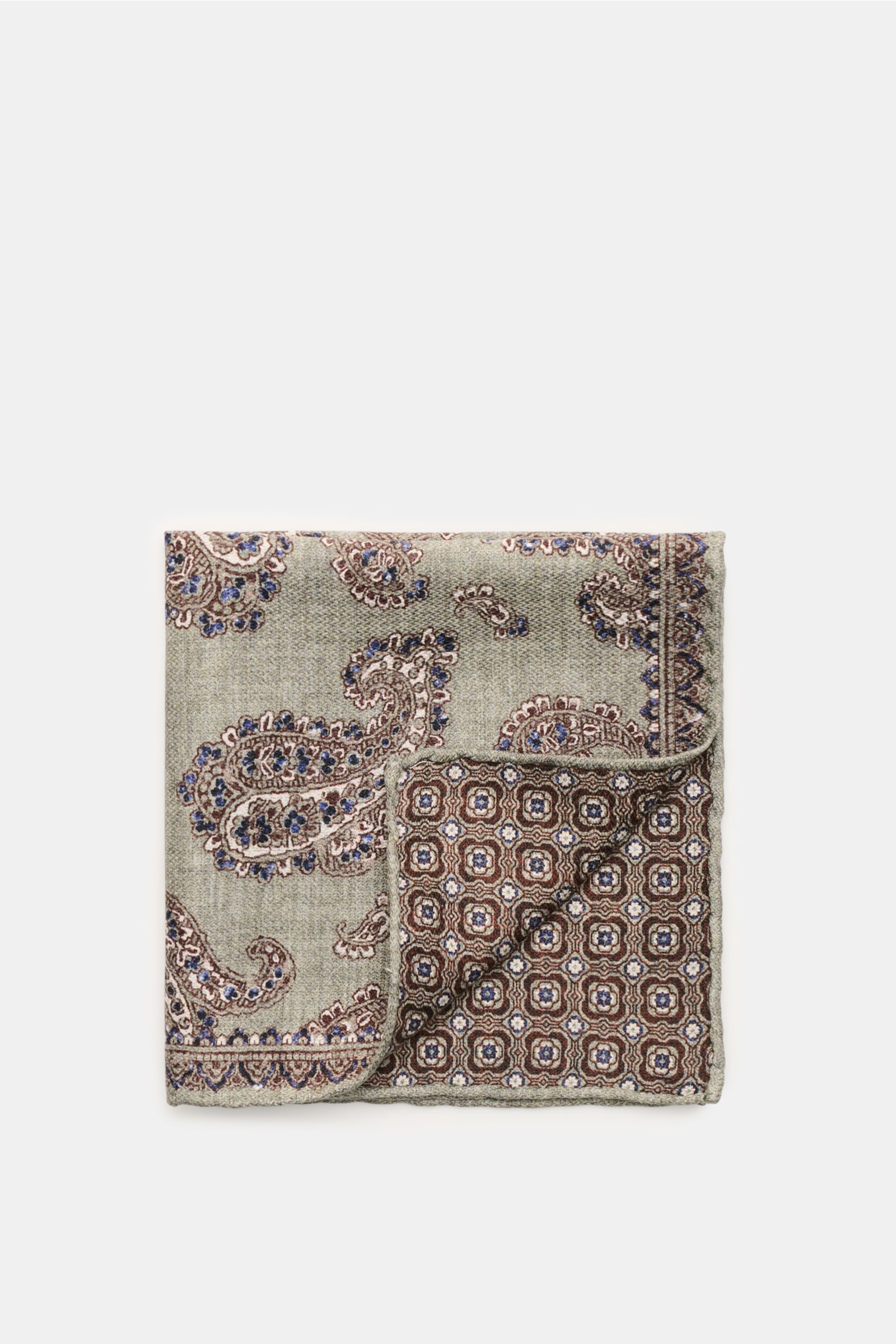 Rosi Collection Seiden-Einstecktuch 'Easy' graugrün/dunkelbraun/dunkelblau gemustert, reine Seide, Paisley-Muster, Rückseite Kachel-Muster, rollierte Kanten, Maßen 31x31 cm, Made in Italy, Aufnahme von oben.