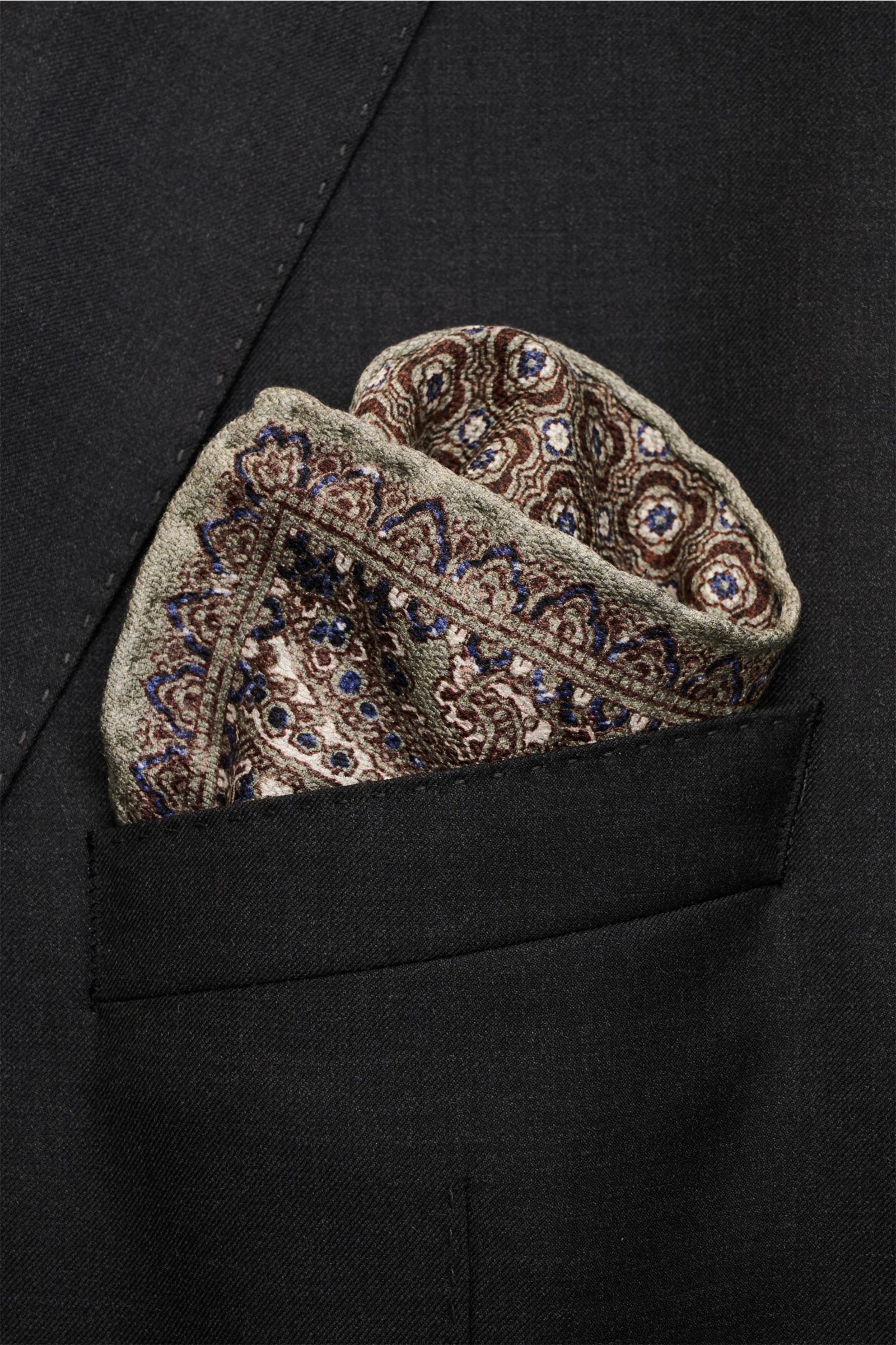 Rosi Collection Seiden-Einstecktuch 'Easy' graugrün/dunkelbraun/dunkelblau gemustert aus reiner Seide, Paisley-Muster mit Borte, Rückseite elegant Kachel-Muster, softer Griff, rollierte Kanten, Made in Italy, 31x31 cm, steckend in schwarzer Jackettasche, 