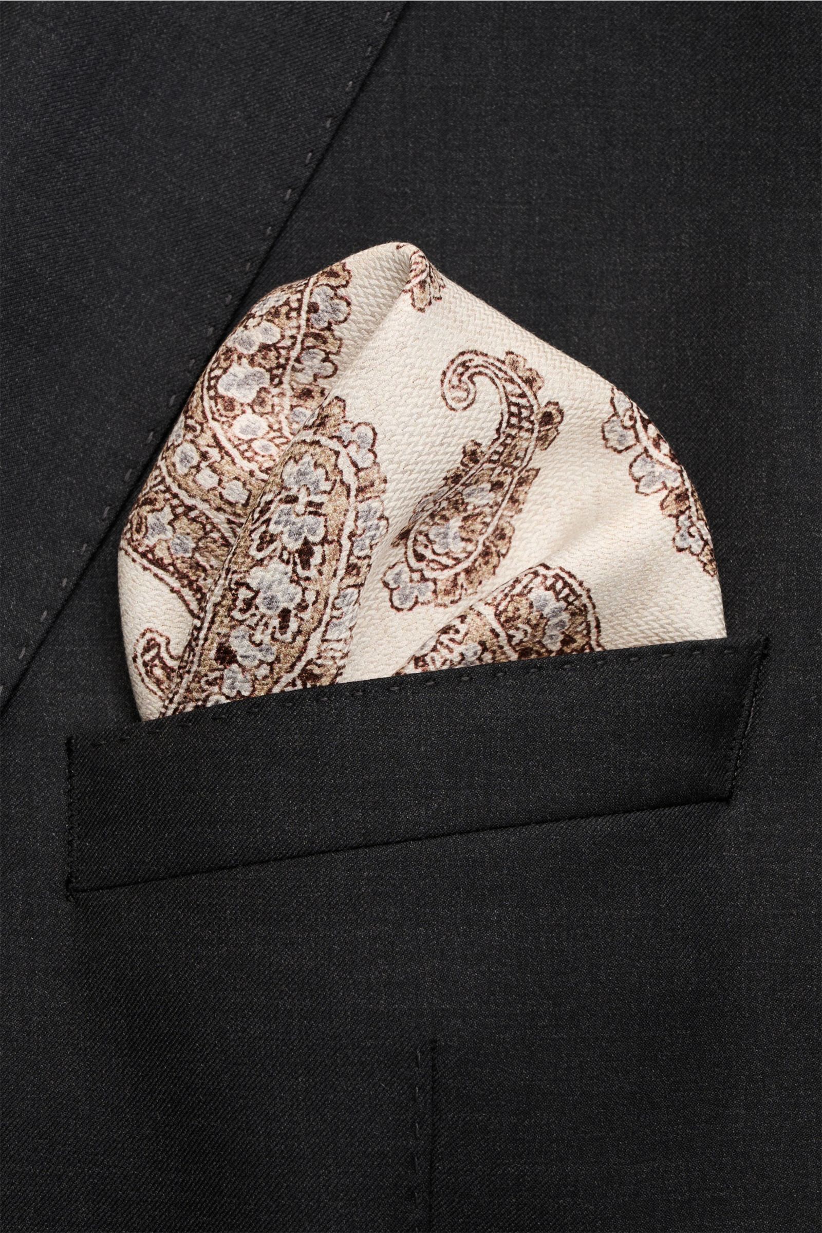 Rosi Collection Seiden-Einstecktuch 'Easy' sand/braun/hellgrau gemustert, Paisley, reine Seide, softer Griff, rollierte Kanten, 31x31 cm, Made in Italy, frontal in Sakko-Tasche.